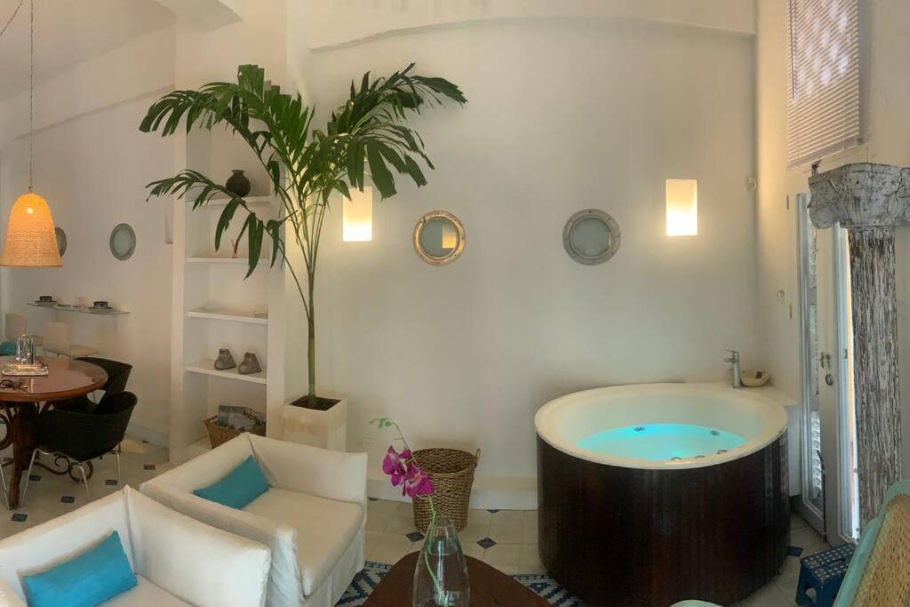COZY LOFT WHIT JACUZZI & OCEAN VIEW IN WALLED CITY