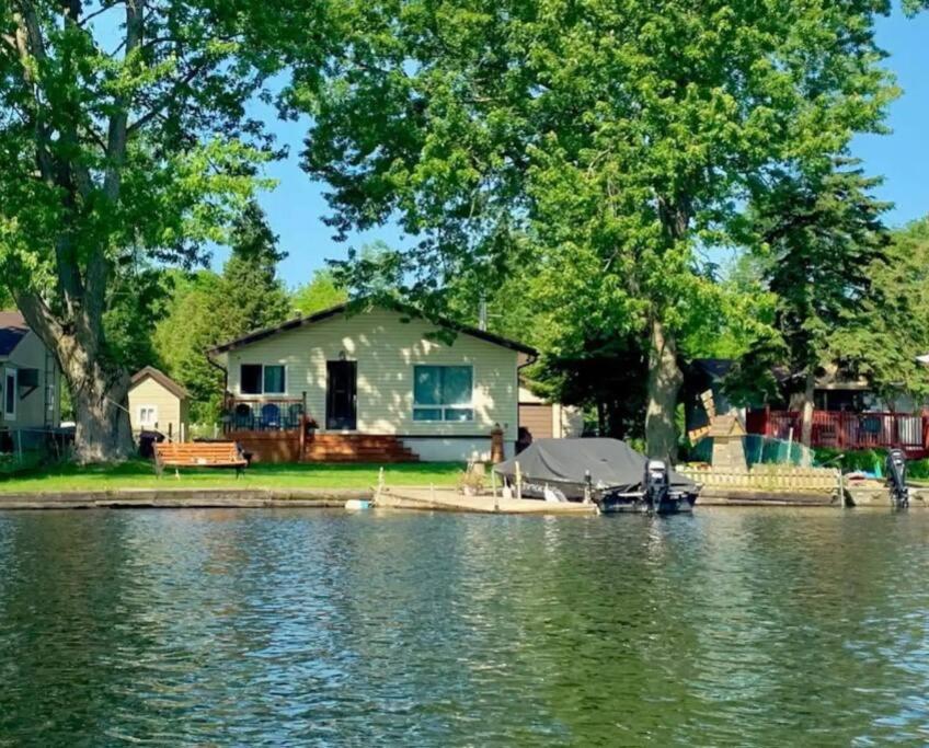 Bella Vita Waterfront Cottage in Havelock