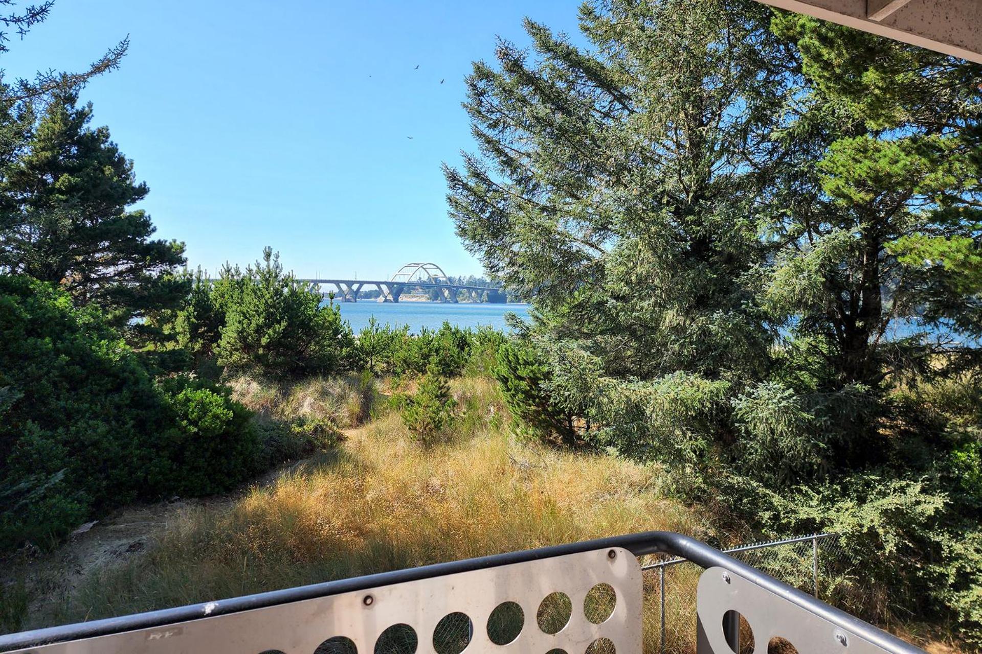 Alsea Shores! Dog Friendly and Hot Tub!