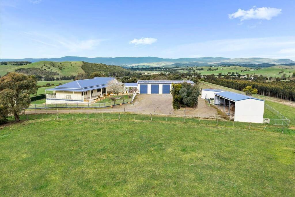 IRONBARK FARM Farmhouse on 52 acres in the scenic Yarra Valley