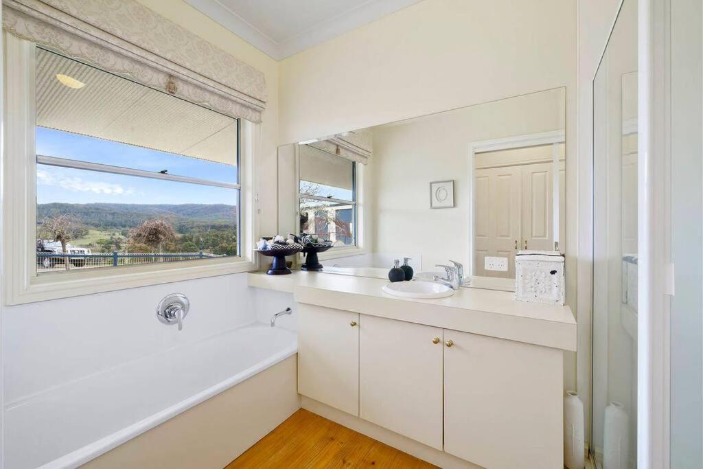 IRONBARK FARM Farmhouse on 52 acres in the scenic Yarra Valley