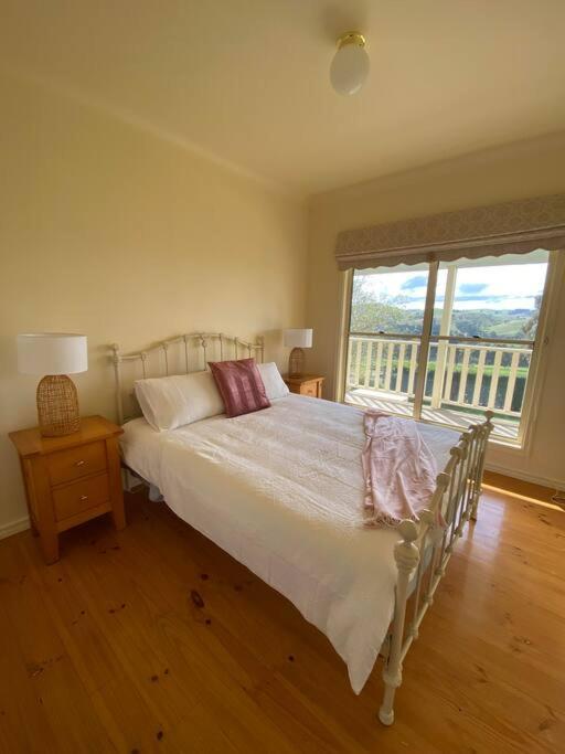 IRONBARK FARM Farmhouse on 52 acres in the scenic Yarra Valley