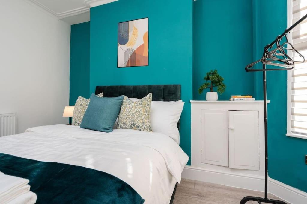 Home in Merseyside, Birkenhead, Wirral Peninsular