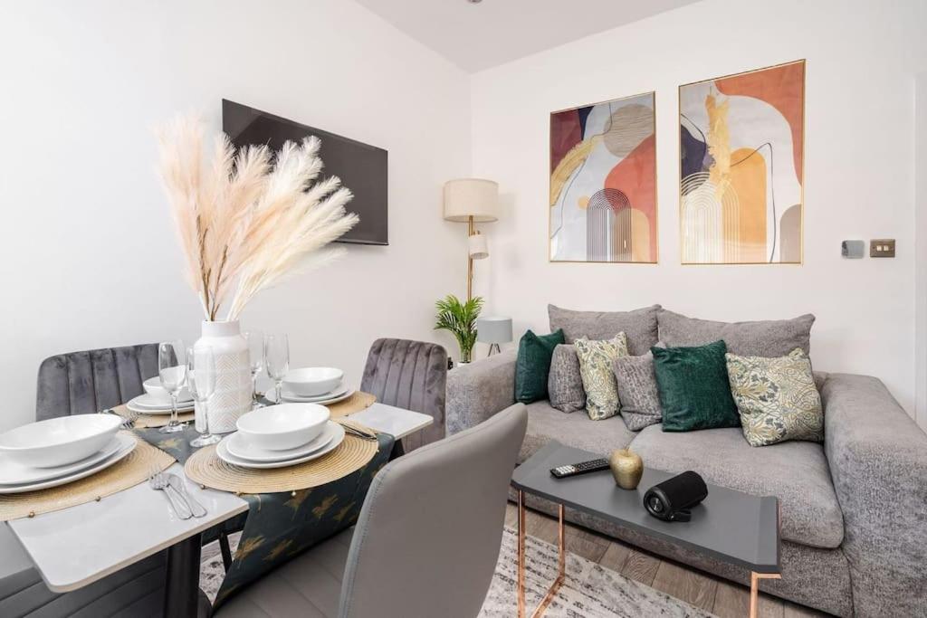 Home in Merseyside, Birkenhead, Wirral Peninsular