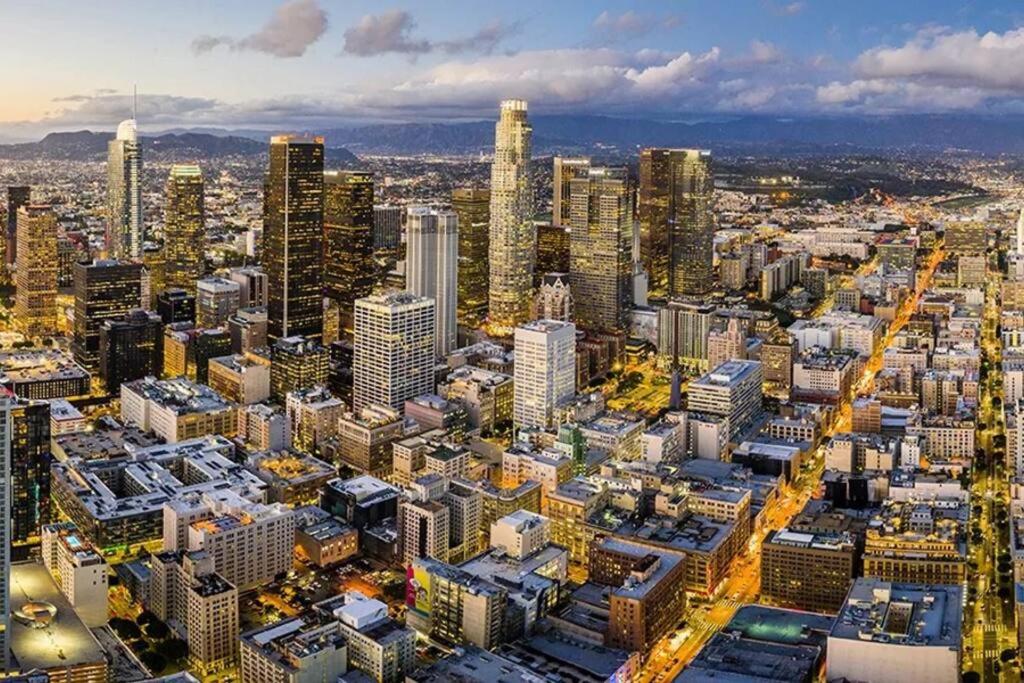 Spacious DTLA home With 2 bed, free parking and pool
