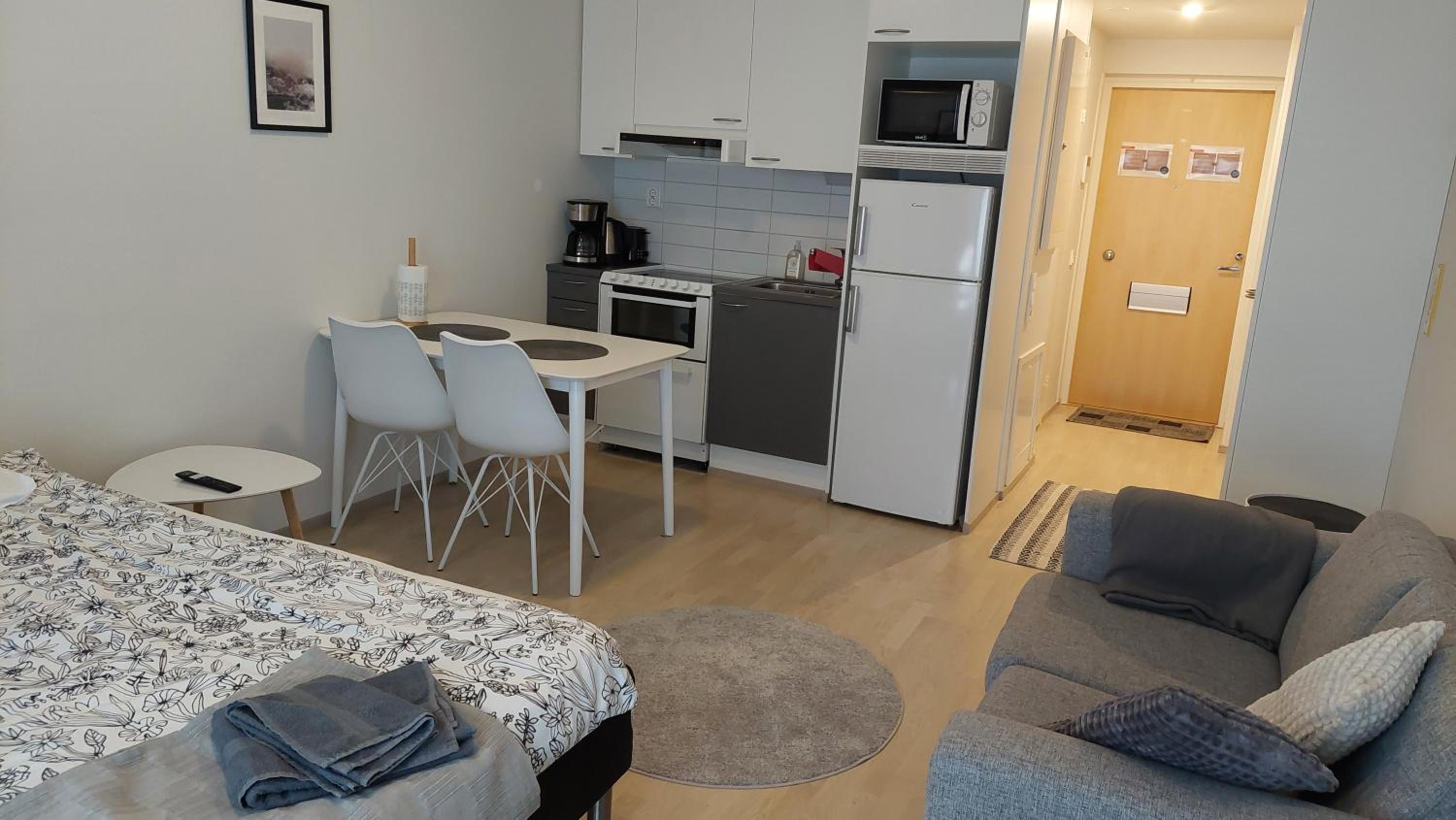 Very nice studio right next to the train station and free parking Kotimaailma Apartments view 3