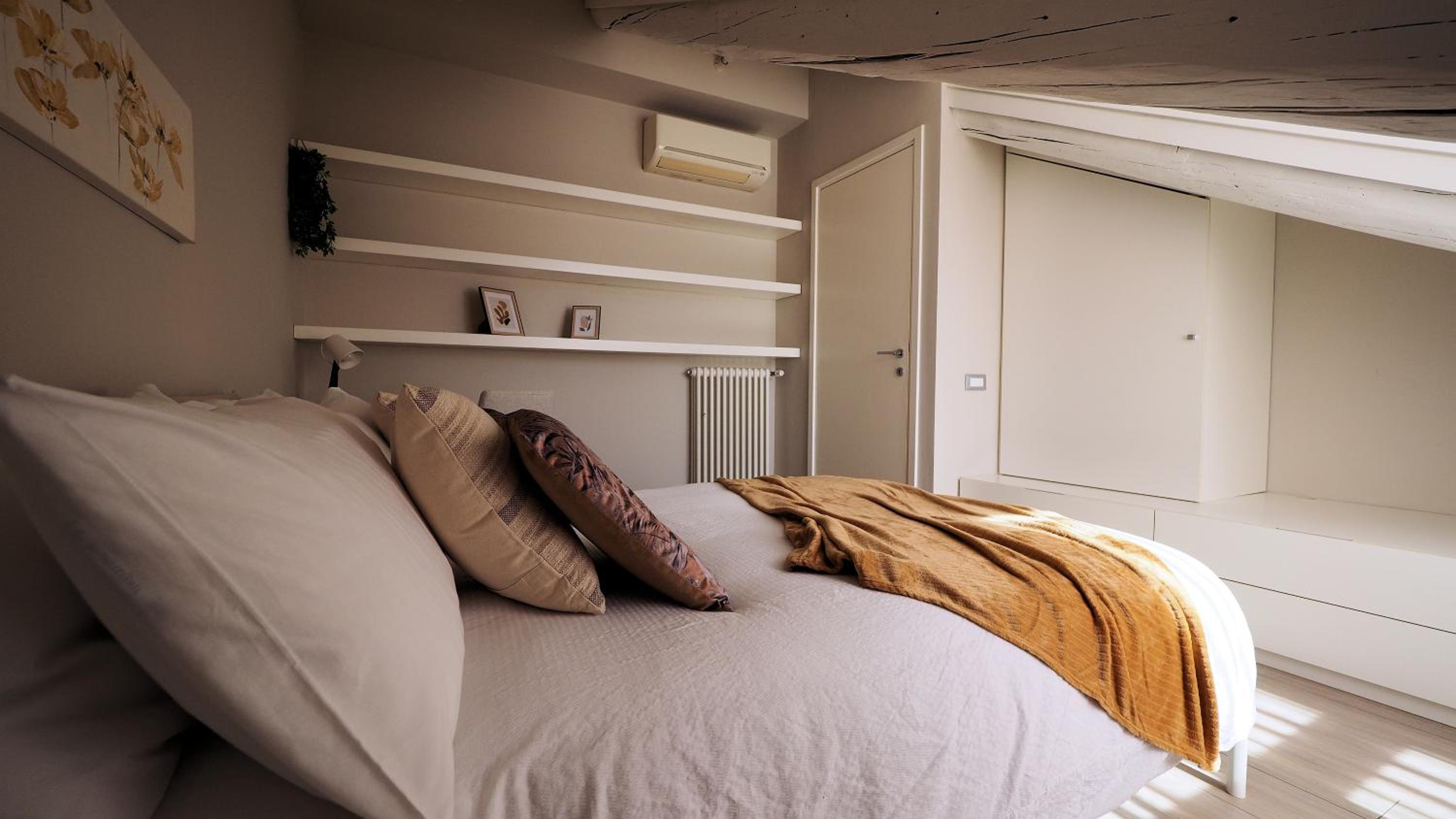 White Note Apartment