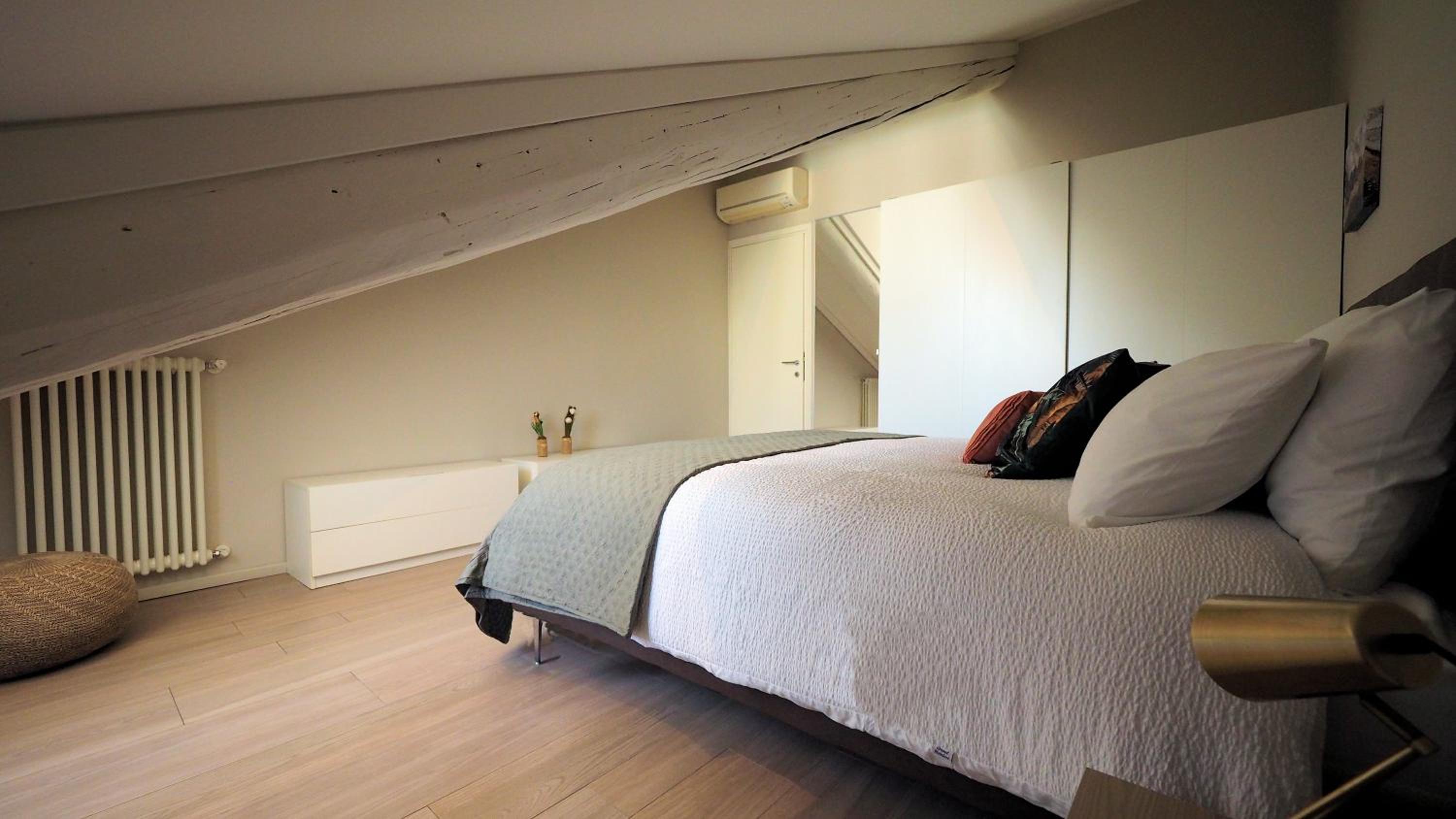 White Note Apartment
