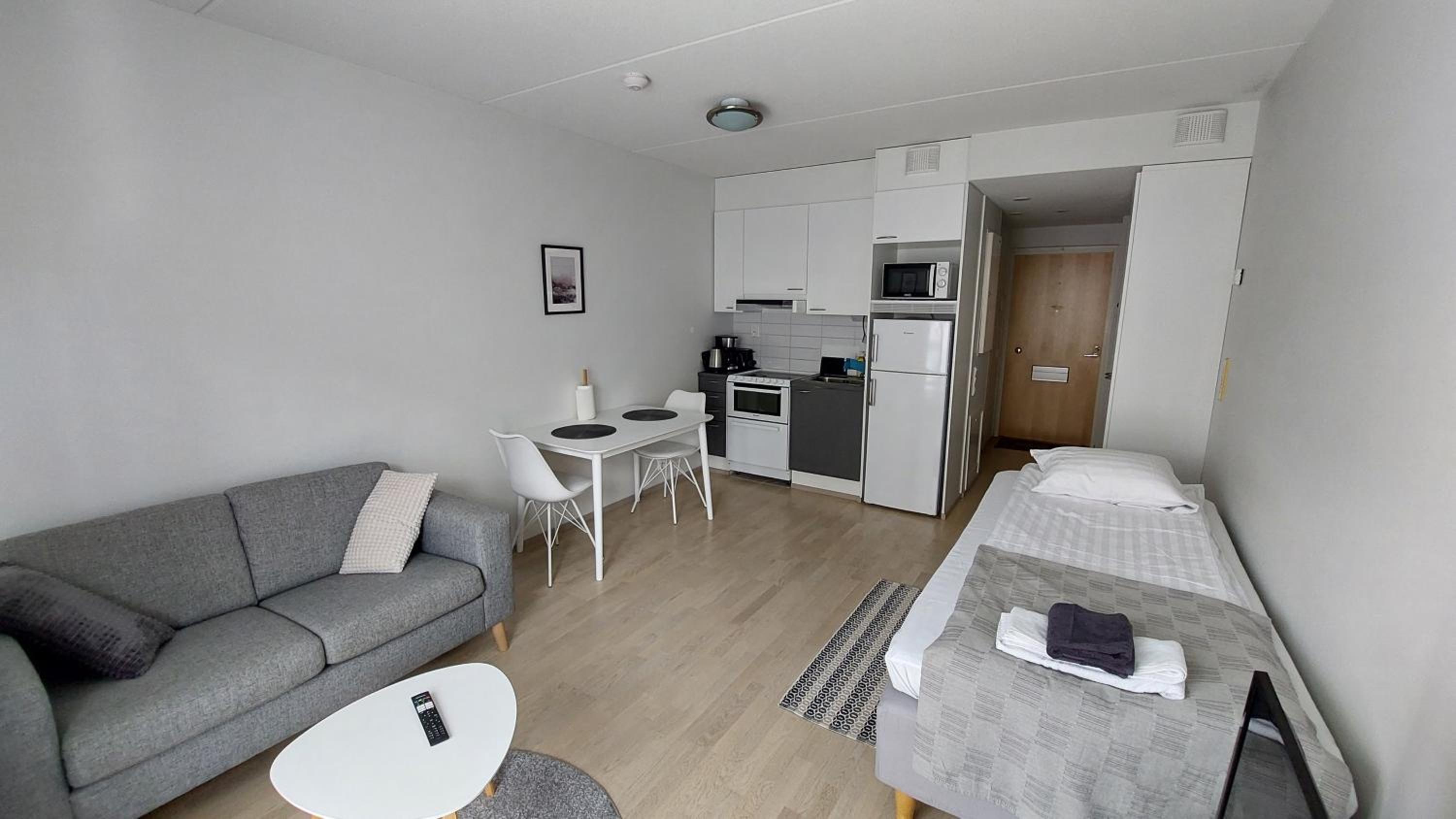Very nice studio right next to the train station and free parking Kotimaailma Apartments view 4
