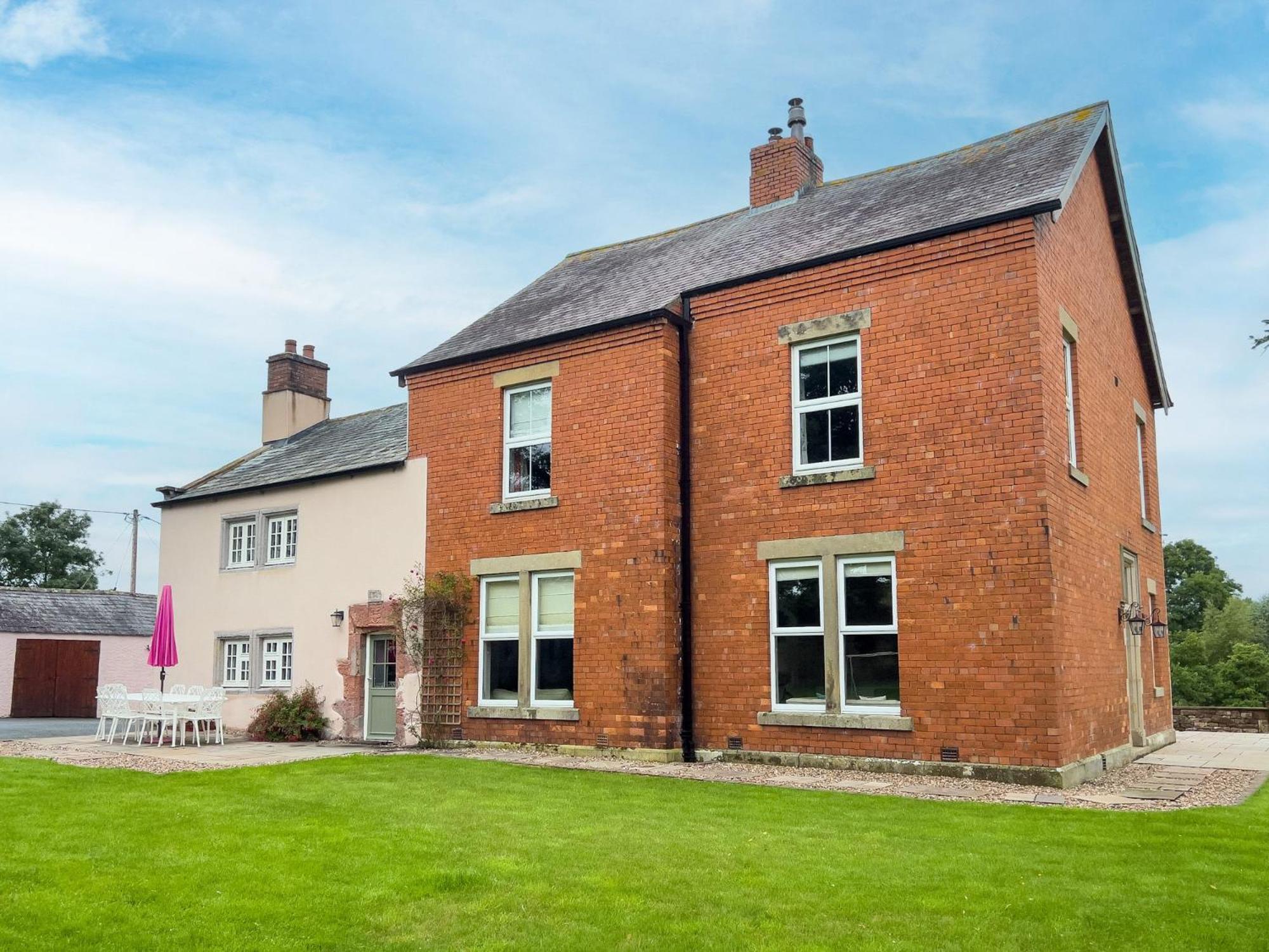 High House Cottage, Southwaite in a rural setting with garden, BBQ & hot tub