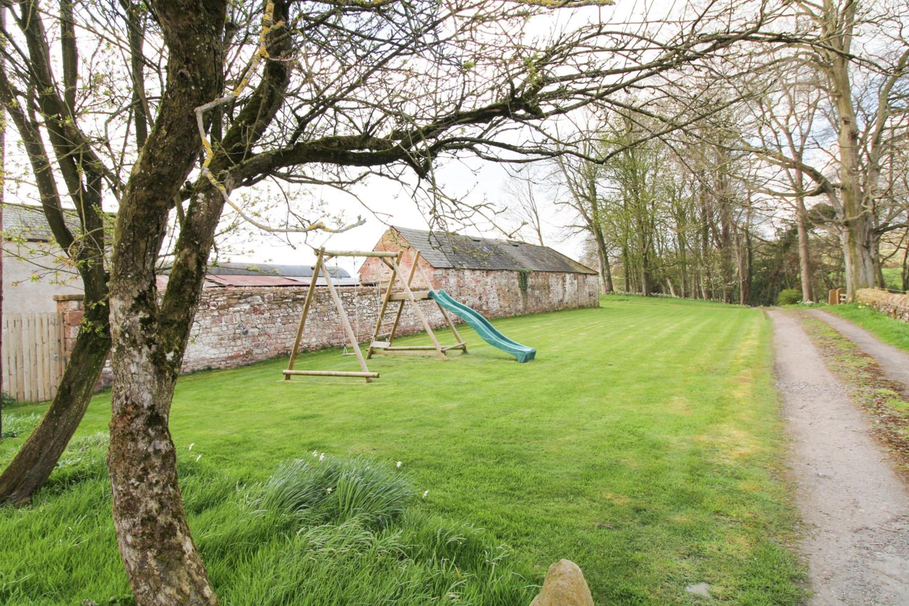 High House Cottage, Southwaite in a rural setting with garden, BBQ & hot tub