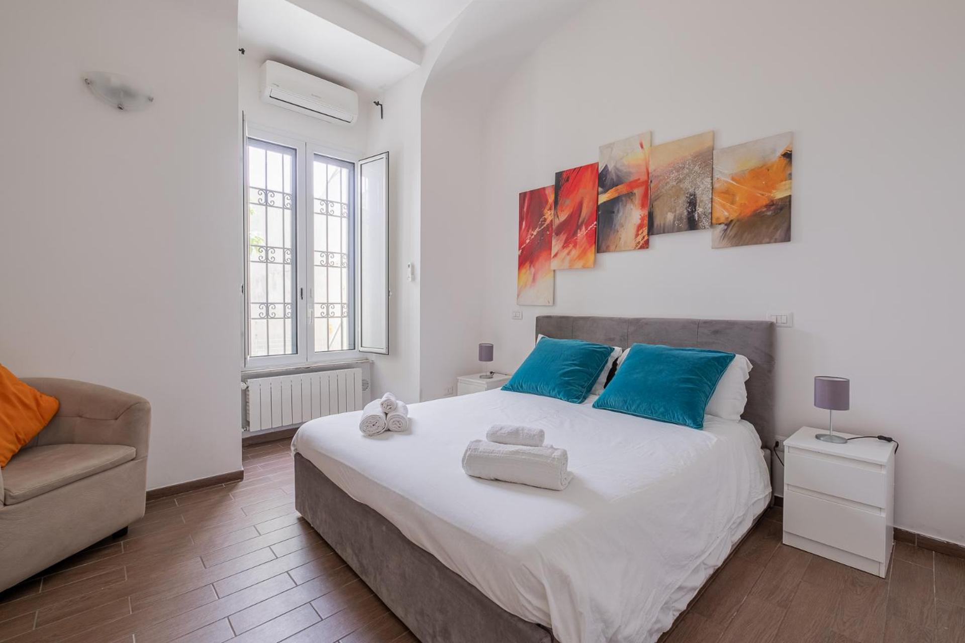 Castel Sant Angelo's Harmonious Apartment