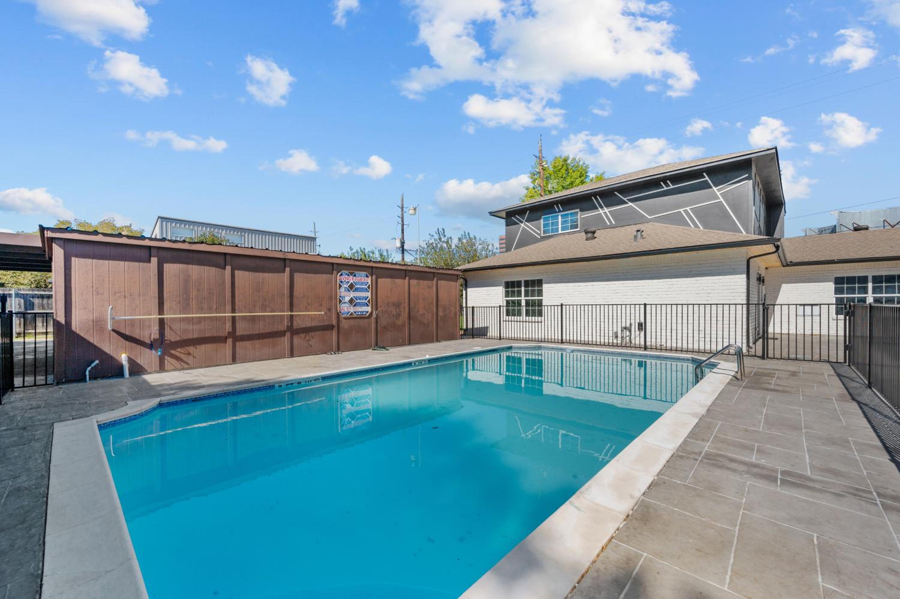 Spacious Galleria Apartment with Free Park