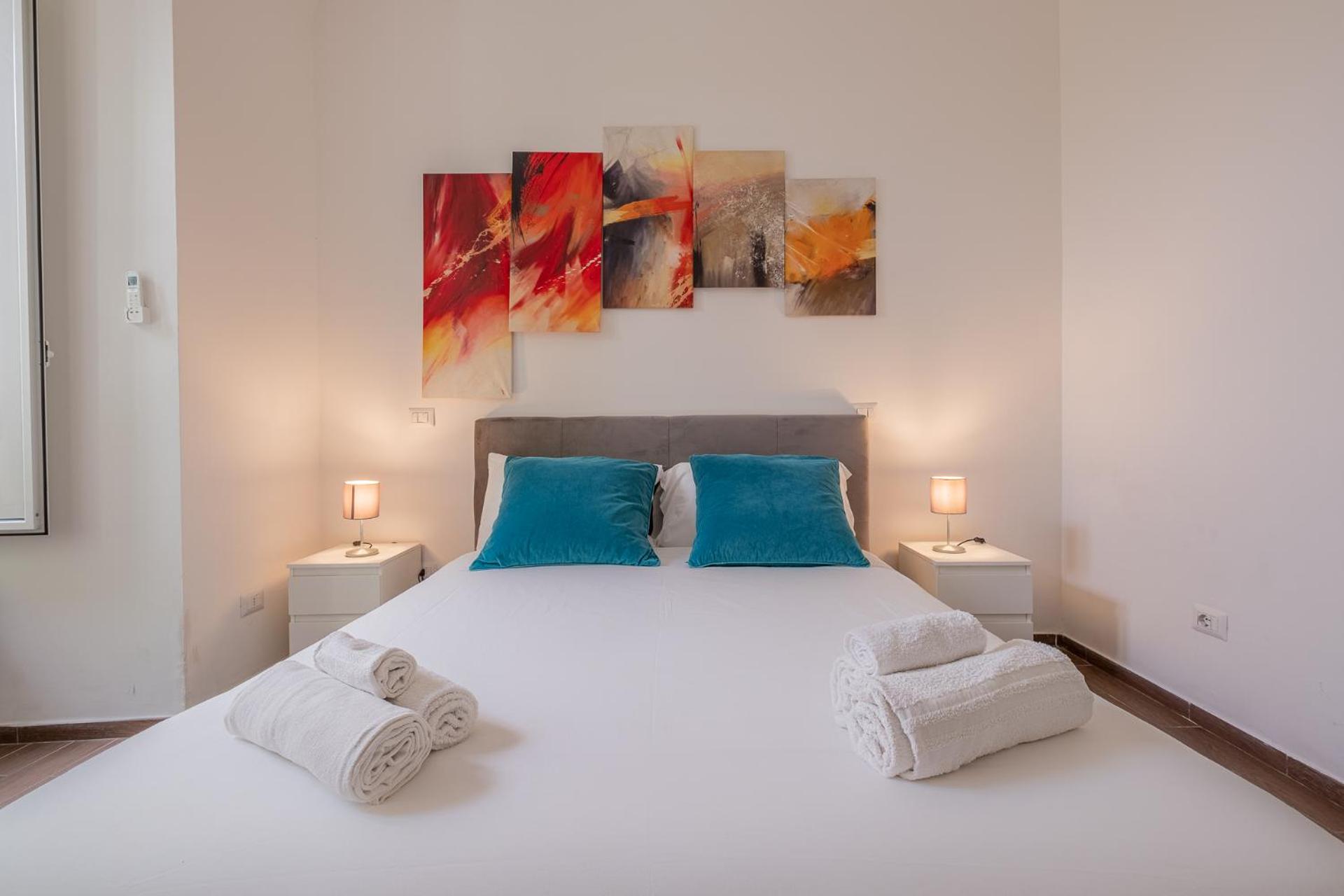 Castel Sant Angelo's Harmonious Apartment