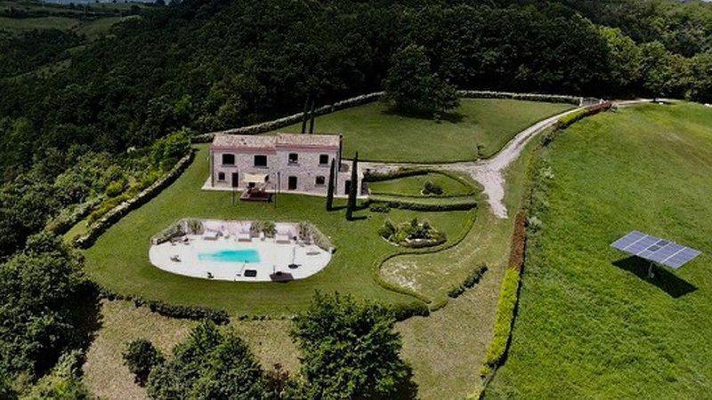 Stunning Farmhouse with a Pool -June Sale view 4