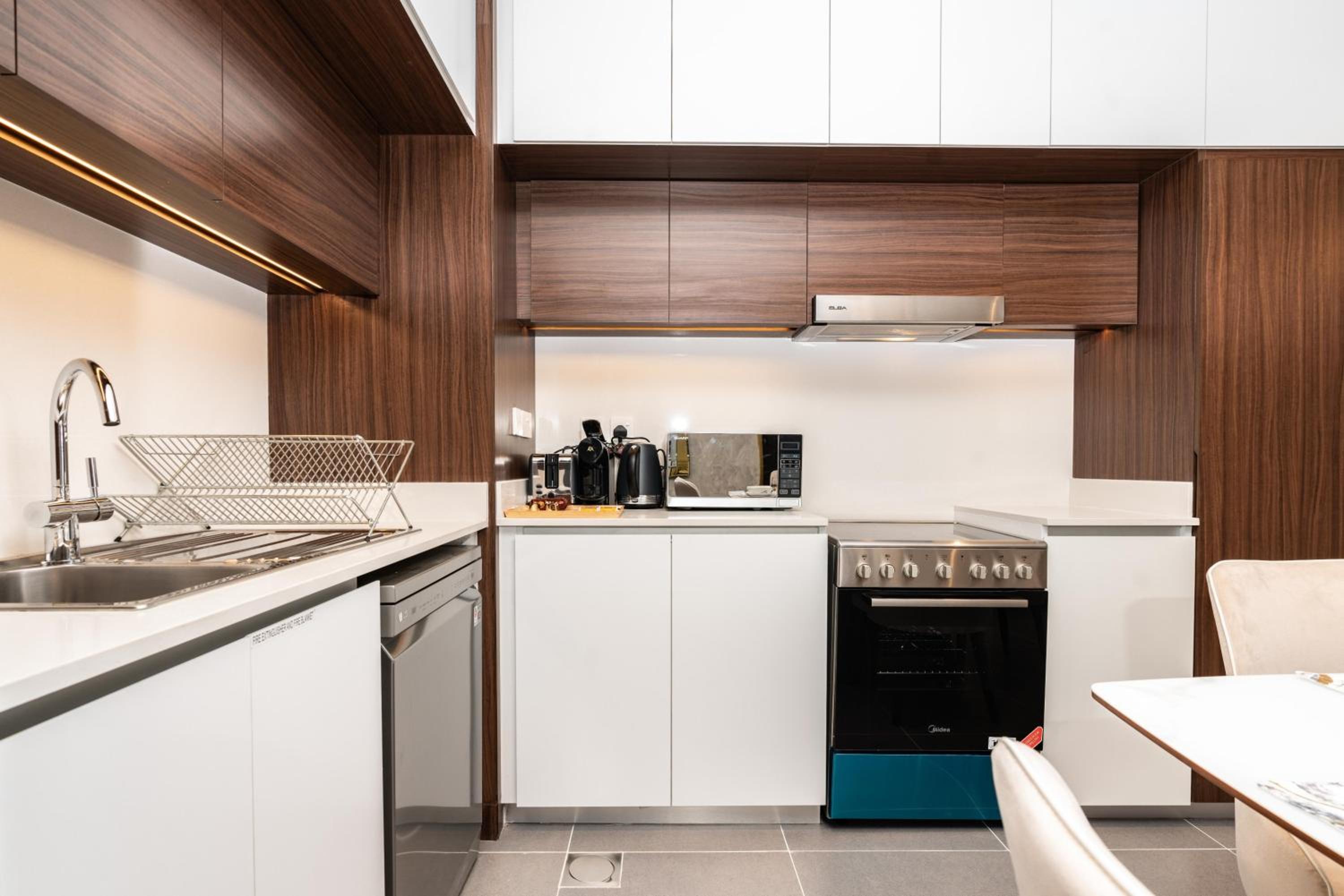 GLOBALSTAY Creek Edge Tower Elegant Apartments