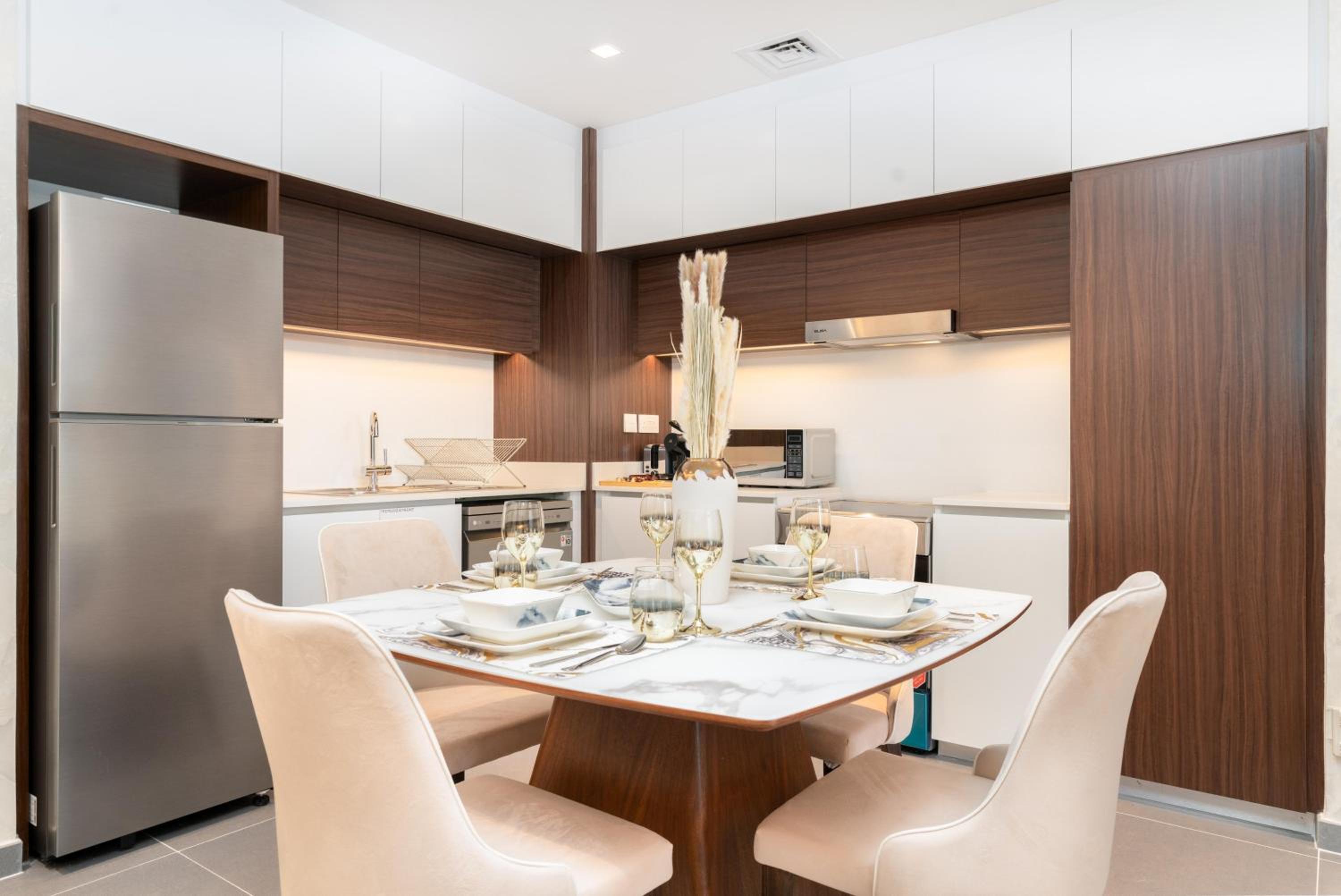 GLOBALSTAY Creek Edge Tower Elegant Apartments