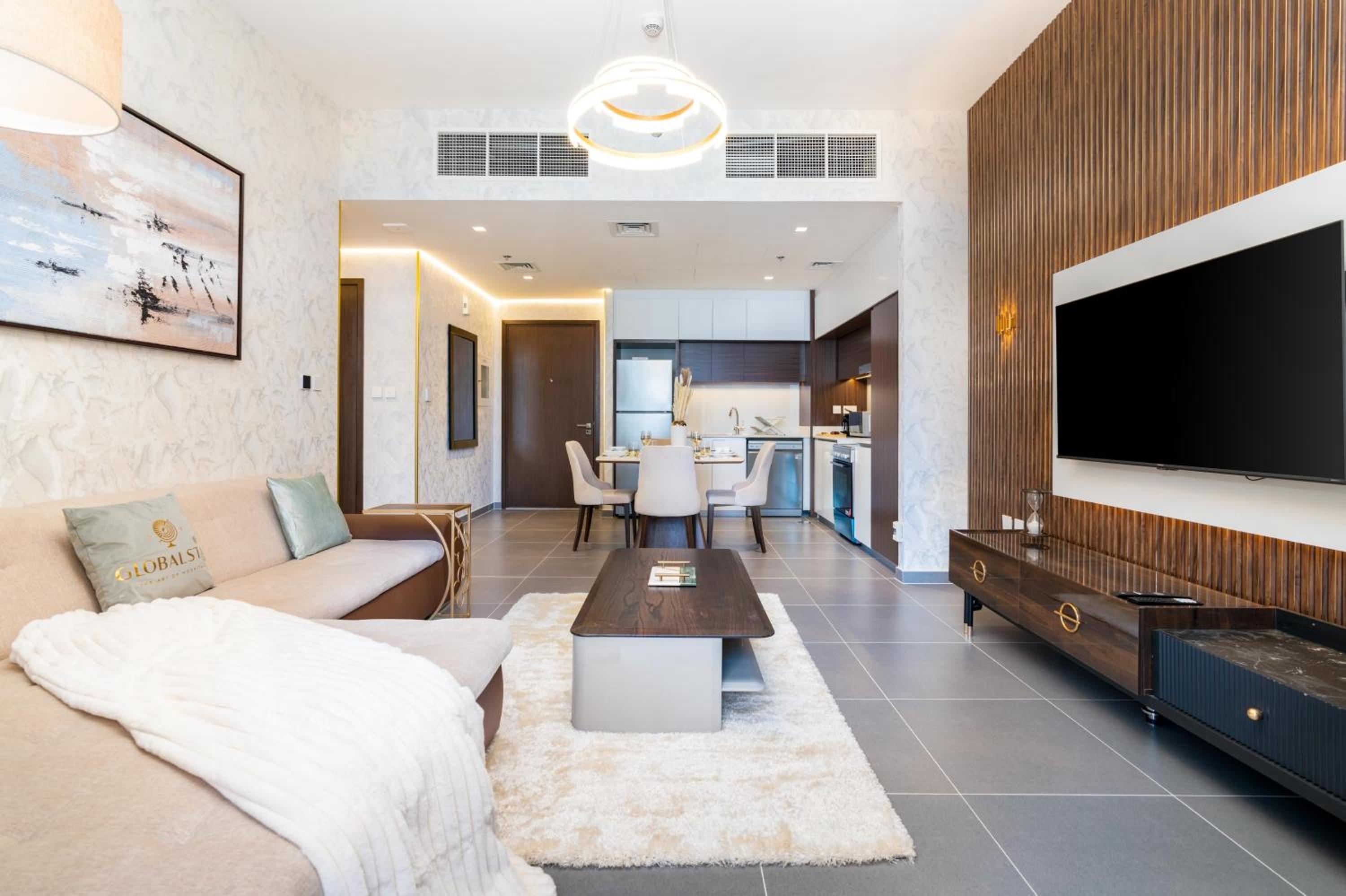 GLOBALSTAY Creek Edge Tower Elegant Apartments