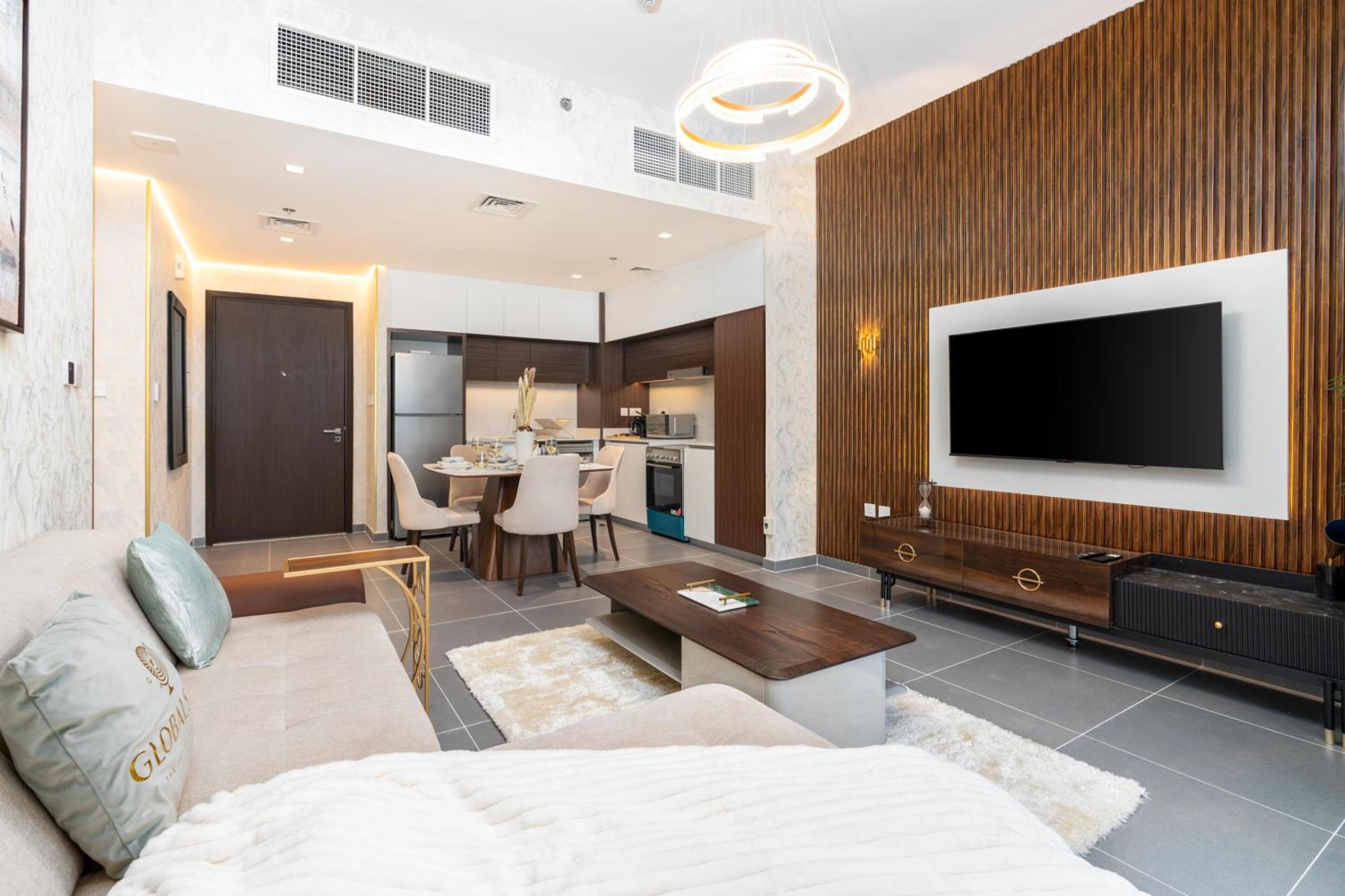 GLOBALSTAY Creek Edge Tower Elegant Apartments