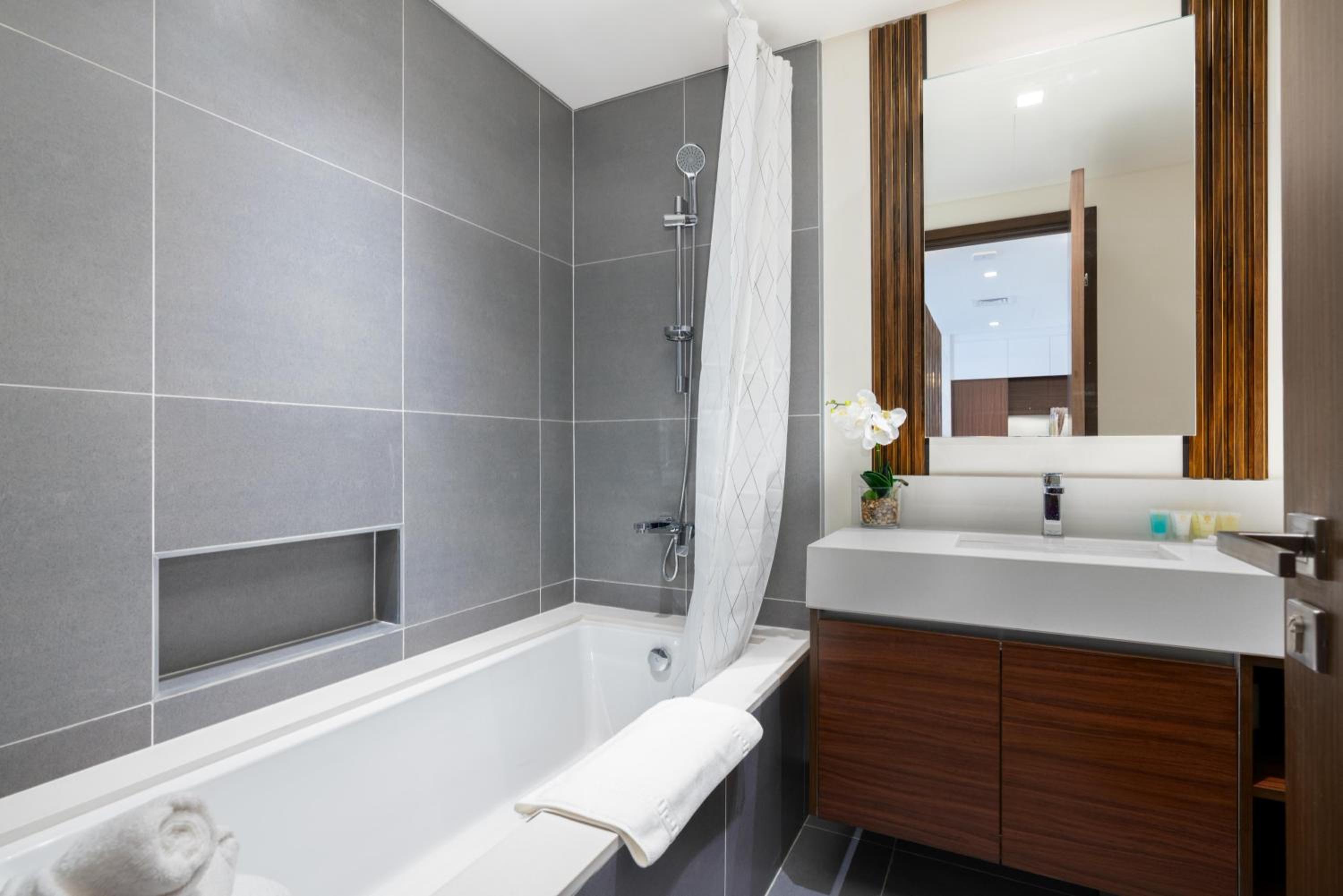 GLOBALSTAY Creek Edge Tower Elegant Apartments