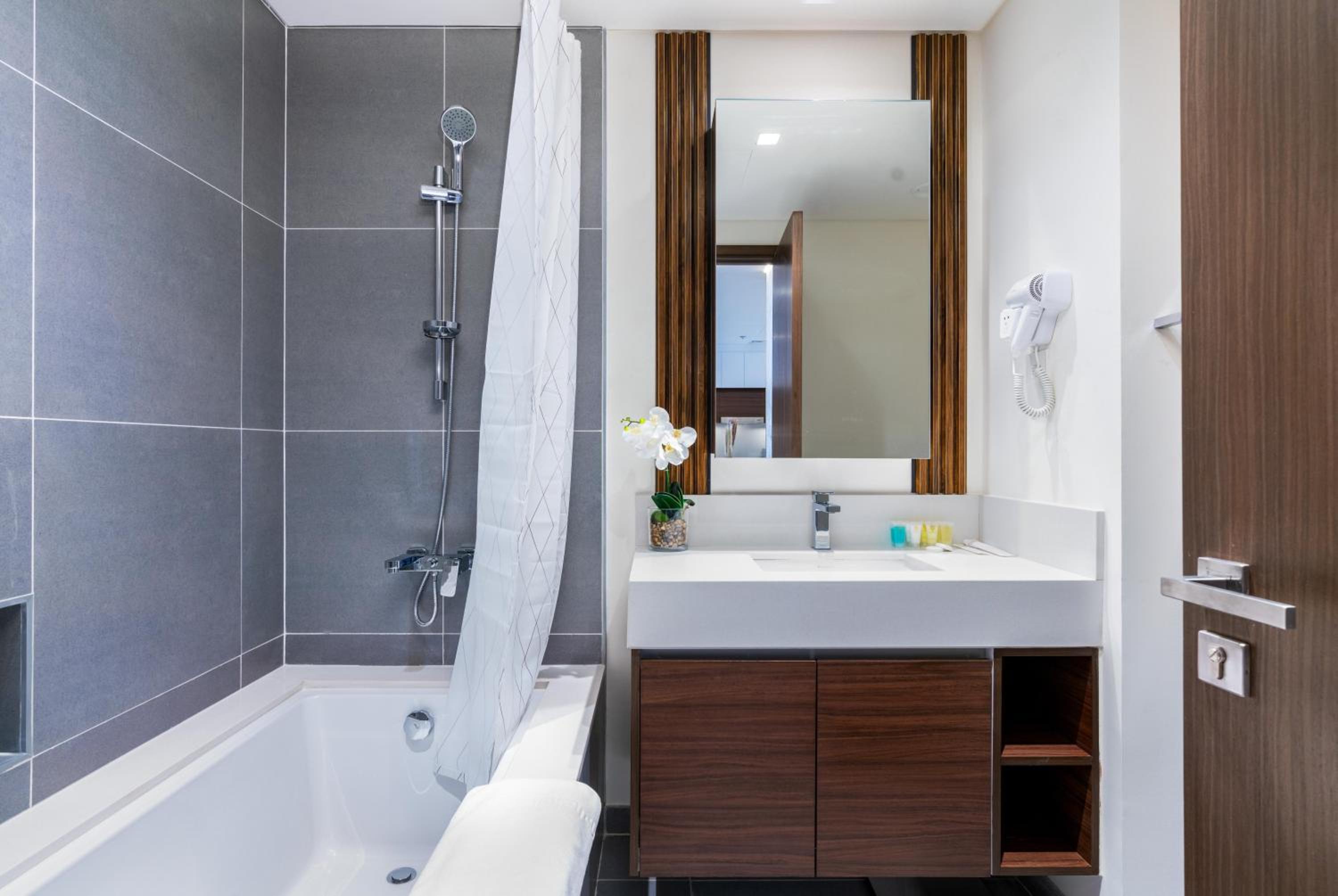 GLOBALSTAY Creek Edge Tower Elegant Apartments