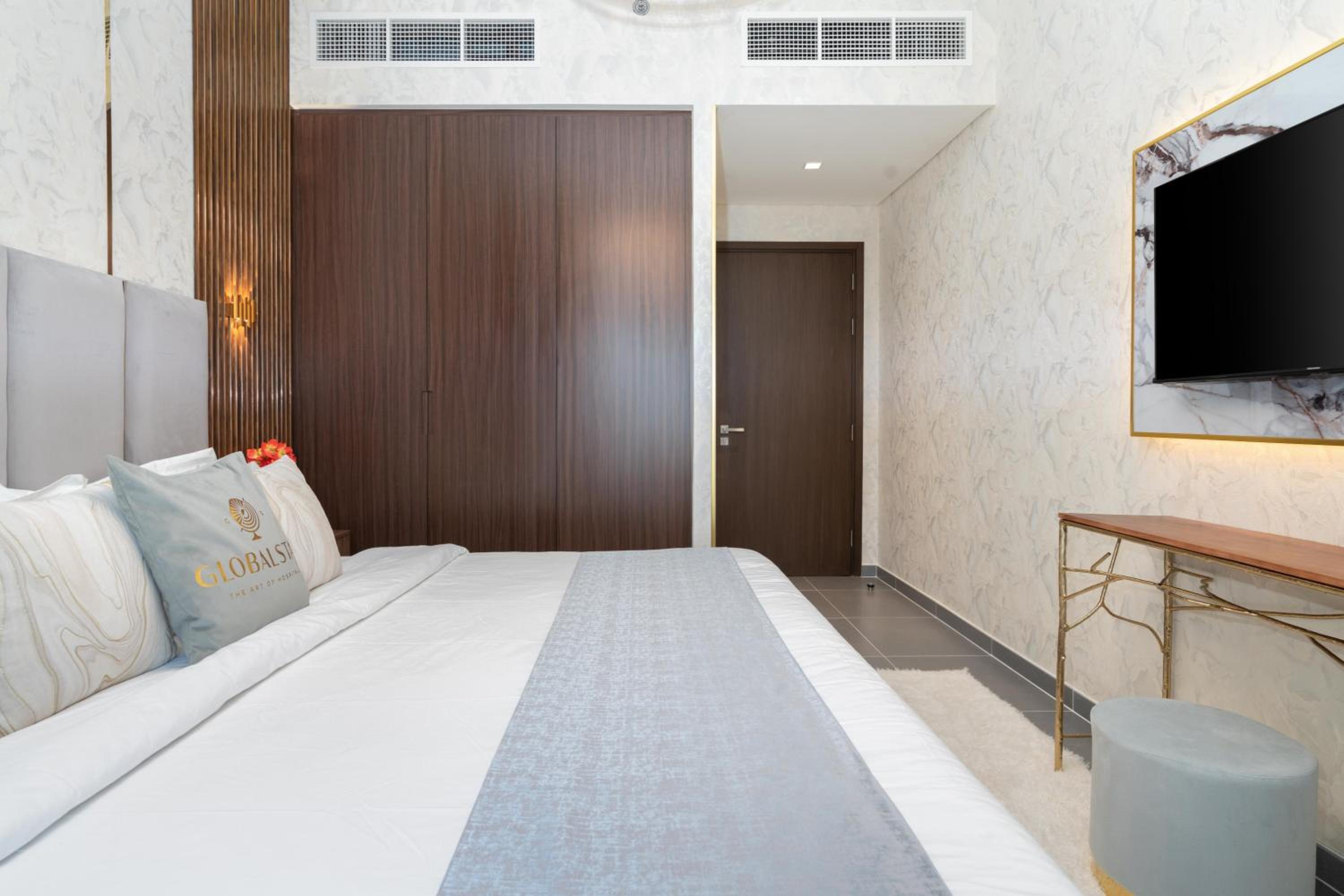 GLOBALSTAY Creek Edge Tower Elegant Apartments