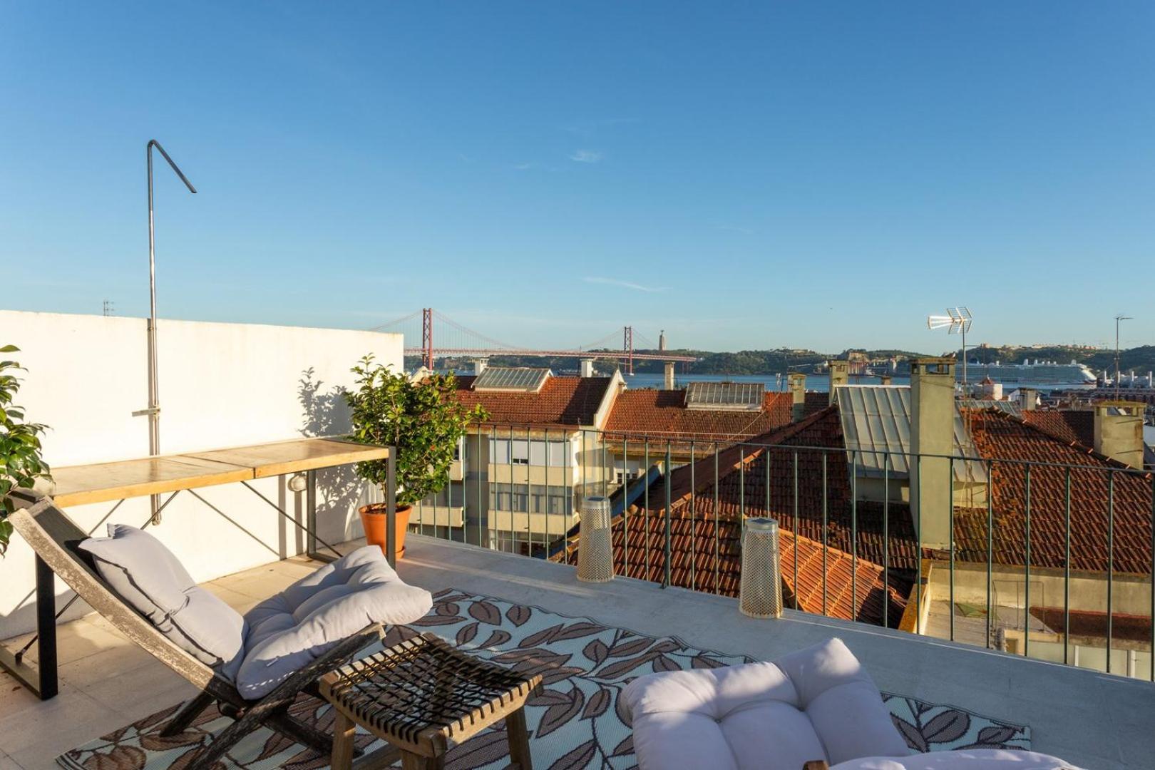 Luxurious Loft : Bridge-View Rooftop | By Airnest view 3