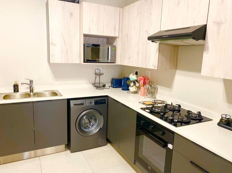 Modern stylish 1 bed-Carlswald view 3