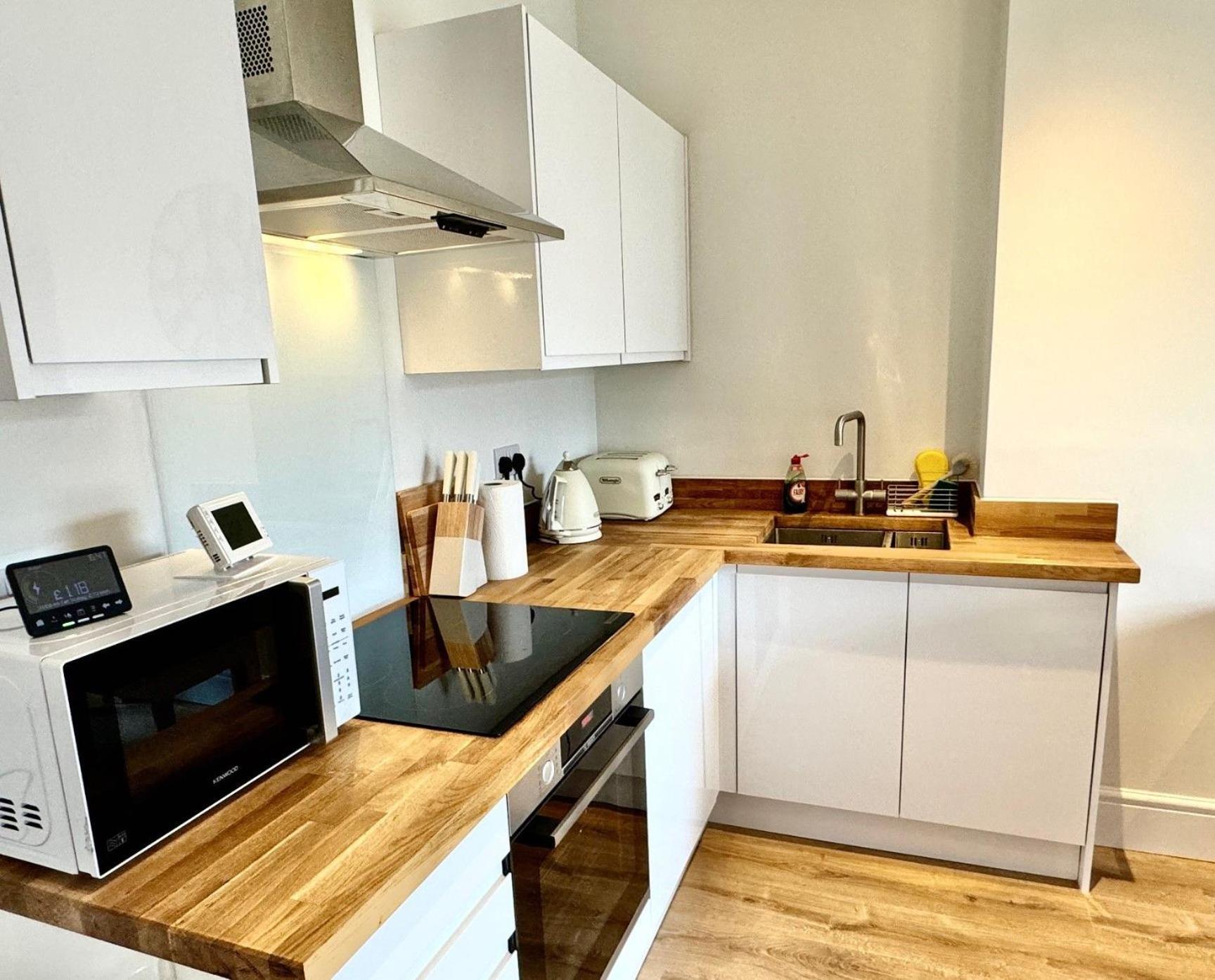 Nineteen The George by Together Travel - Stylish 1-Bedroom Apartment view 5