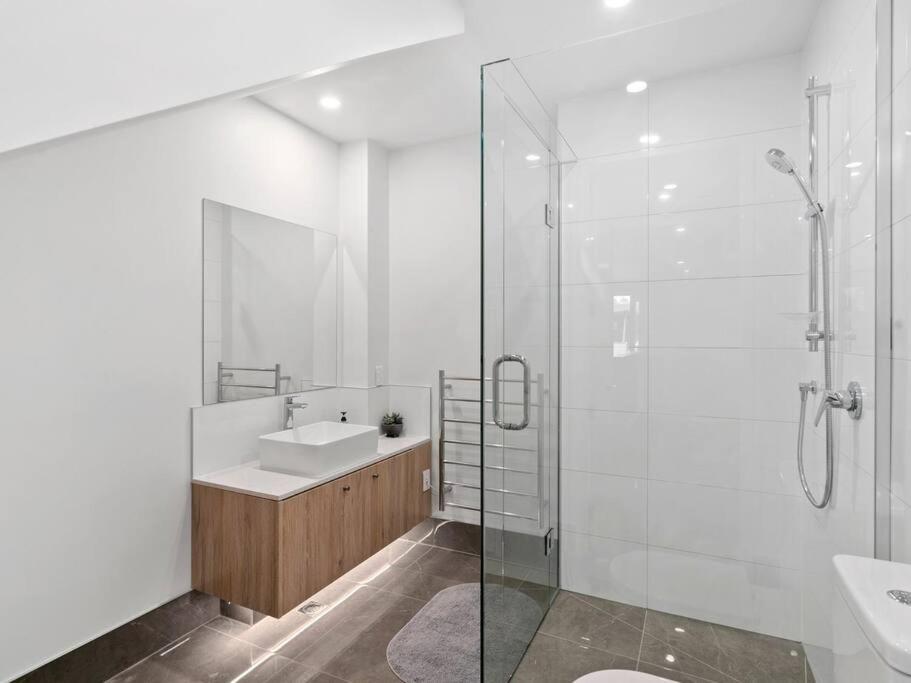 Contemporary & Plush - 3 Bedroom House Near Marina view 2