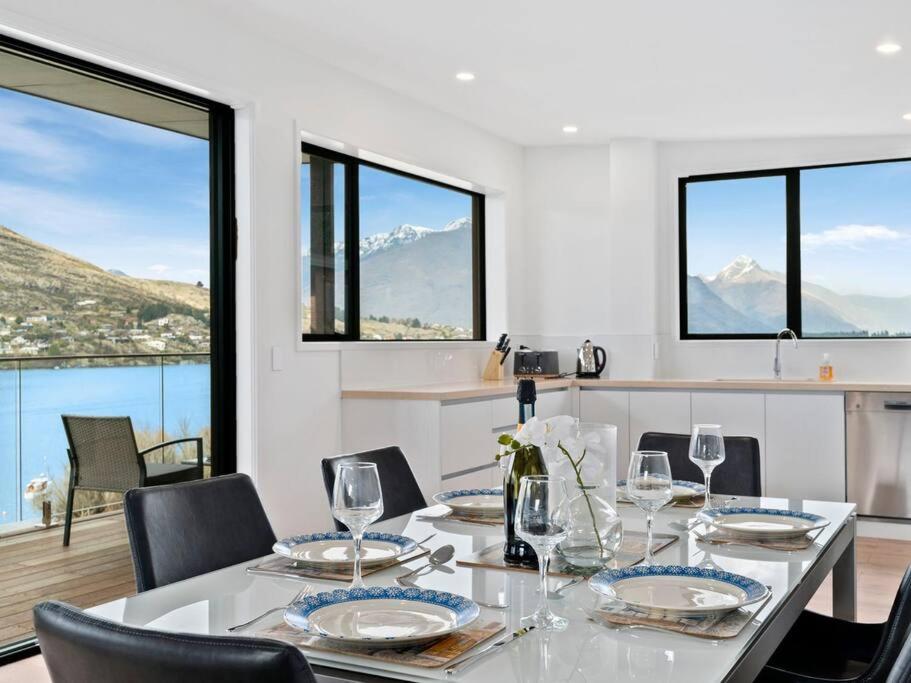 Contemporary & Plush - 3 Bedroom House Near Marina view 3