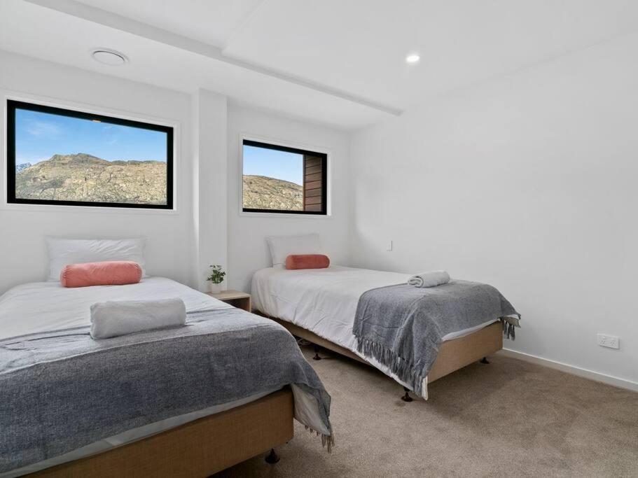 Contemporary & Plush - 3 Bedroom House Near Marina view 4