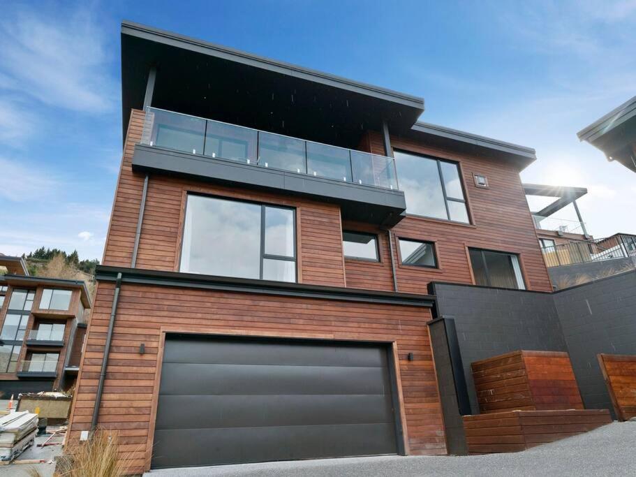 Contemporary & Plush - 3 Bedroom House Near Marina view 5