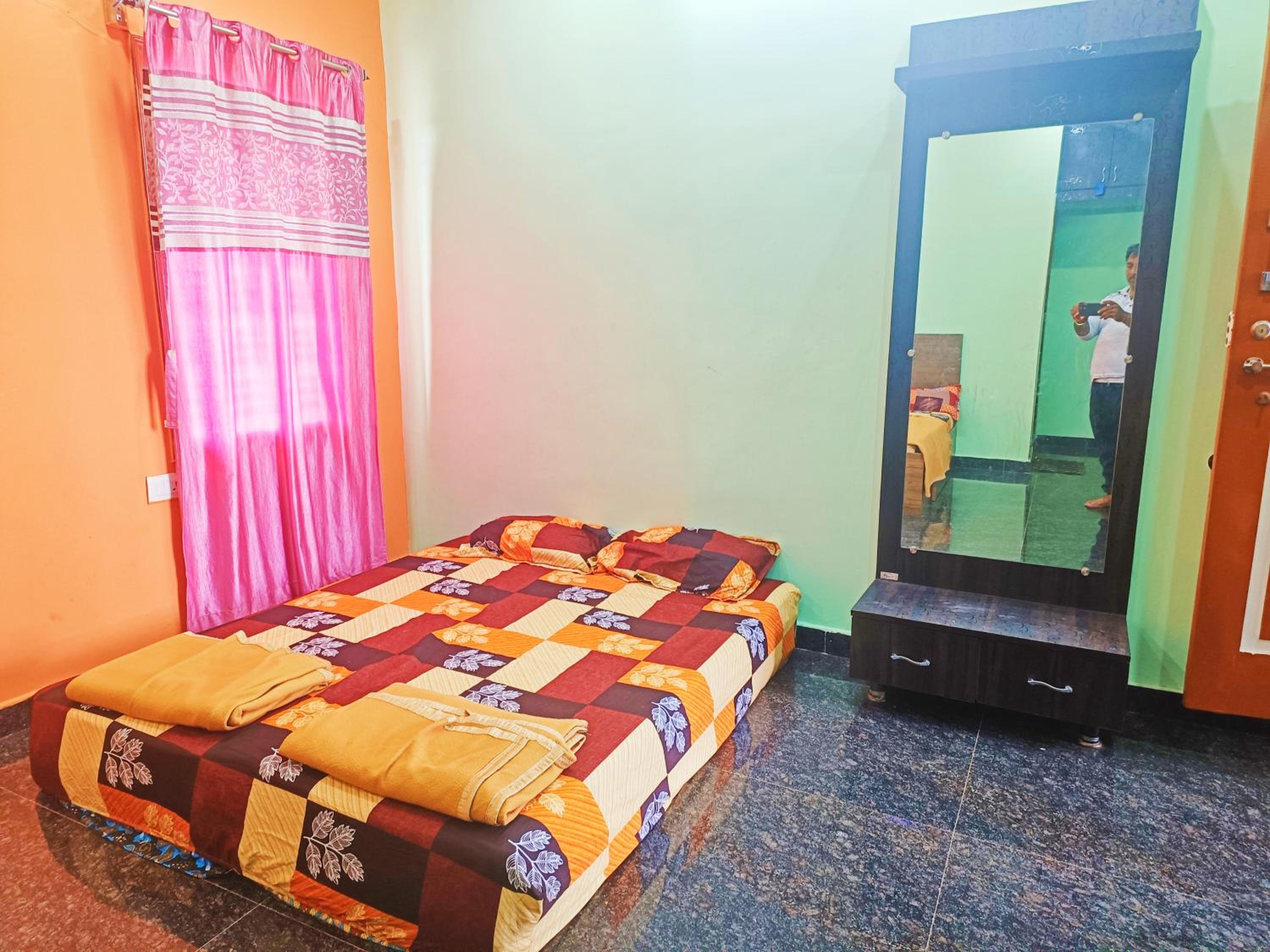 Sahara penthouse family, Stay