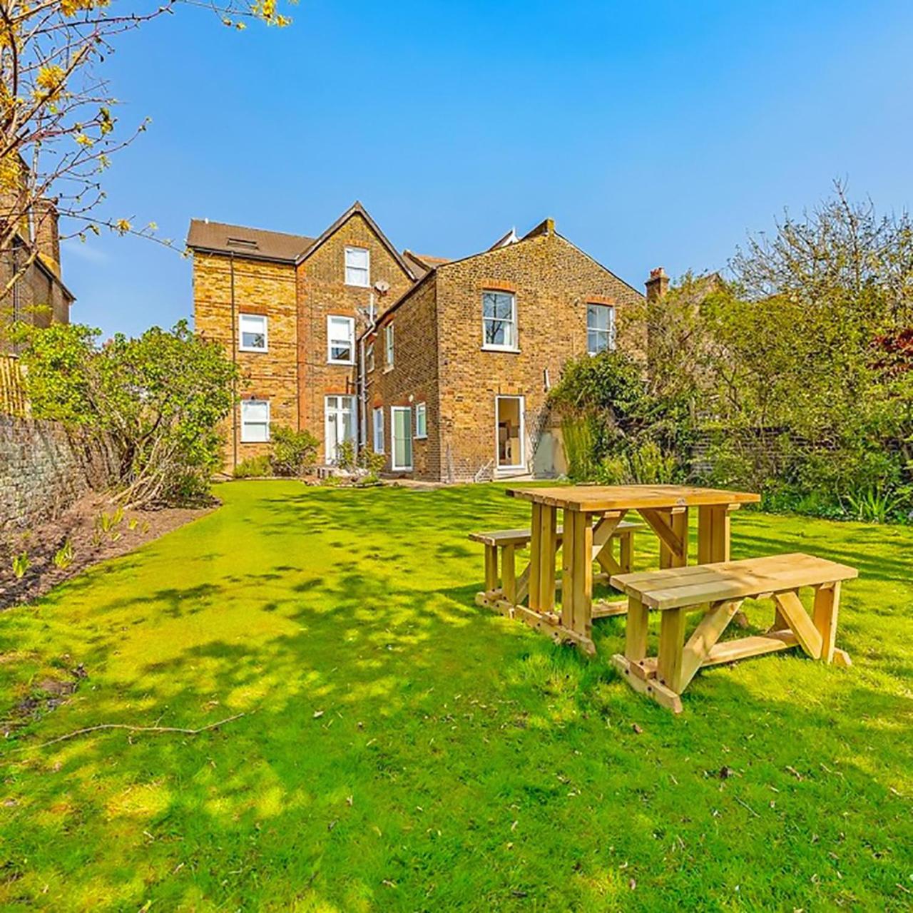 BEAUTIFUL Apartment In Central Wimbledon, 2 min walk to Wimbledon Station