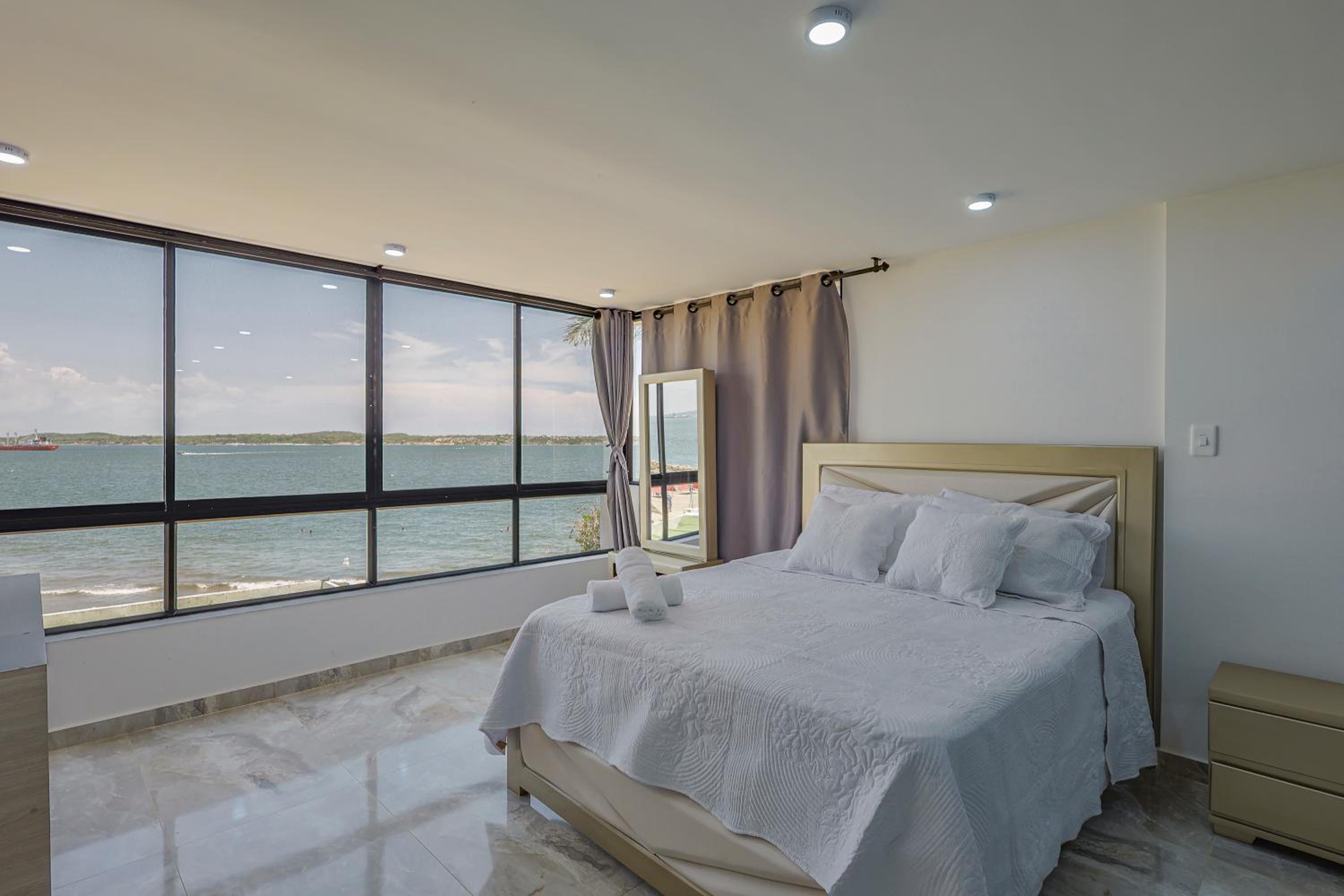 Lujoso apartamento con vista al mar