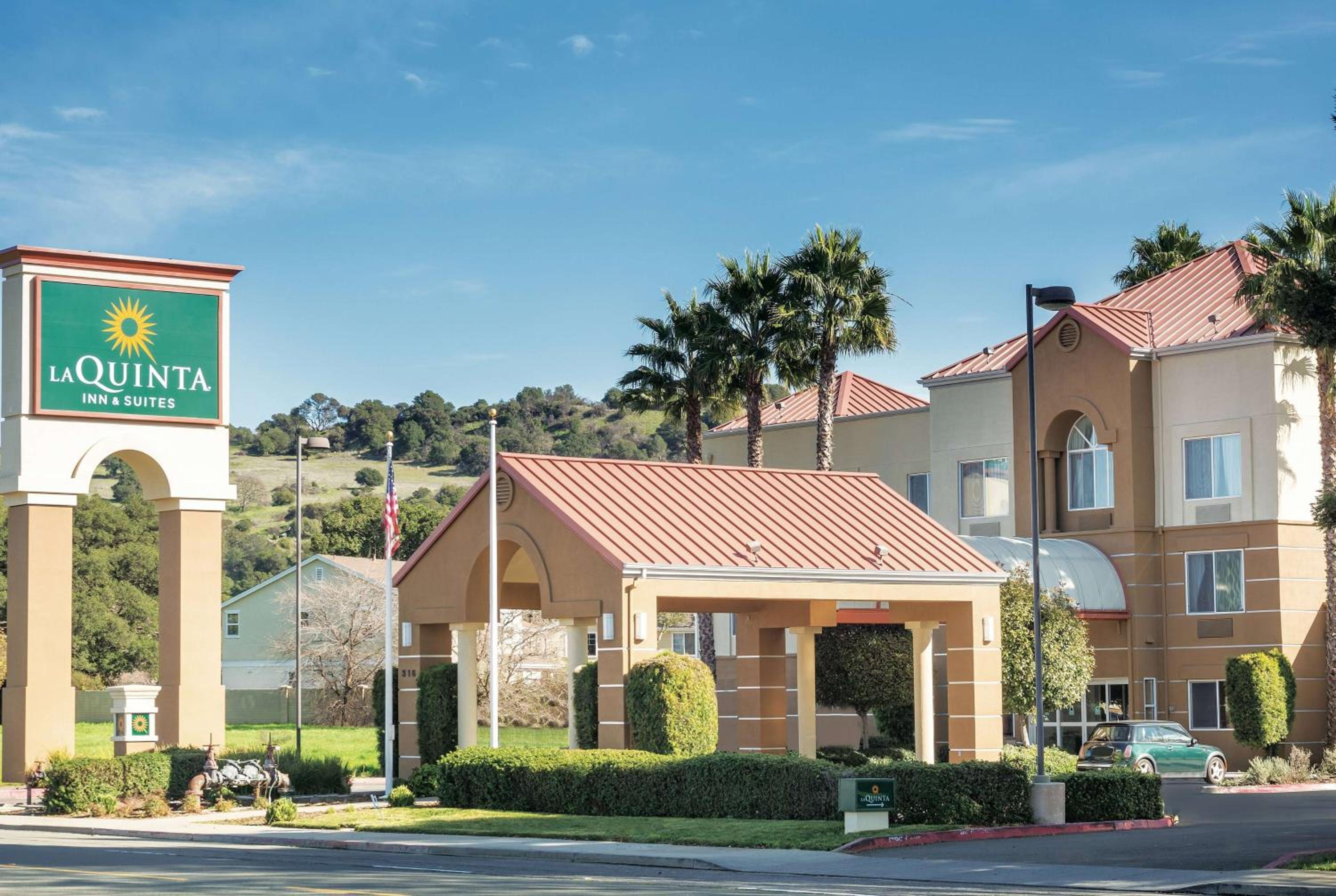 Hotel La Quinta by Wyndham Fairfield - Napa Valley - Image 1