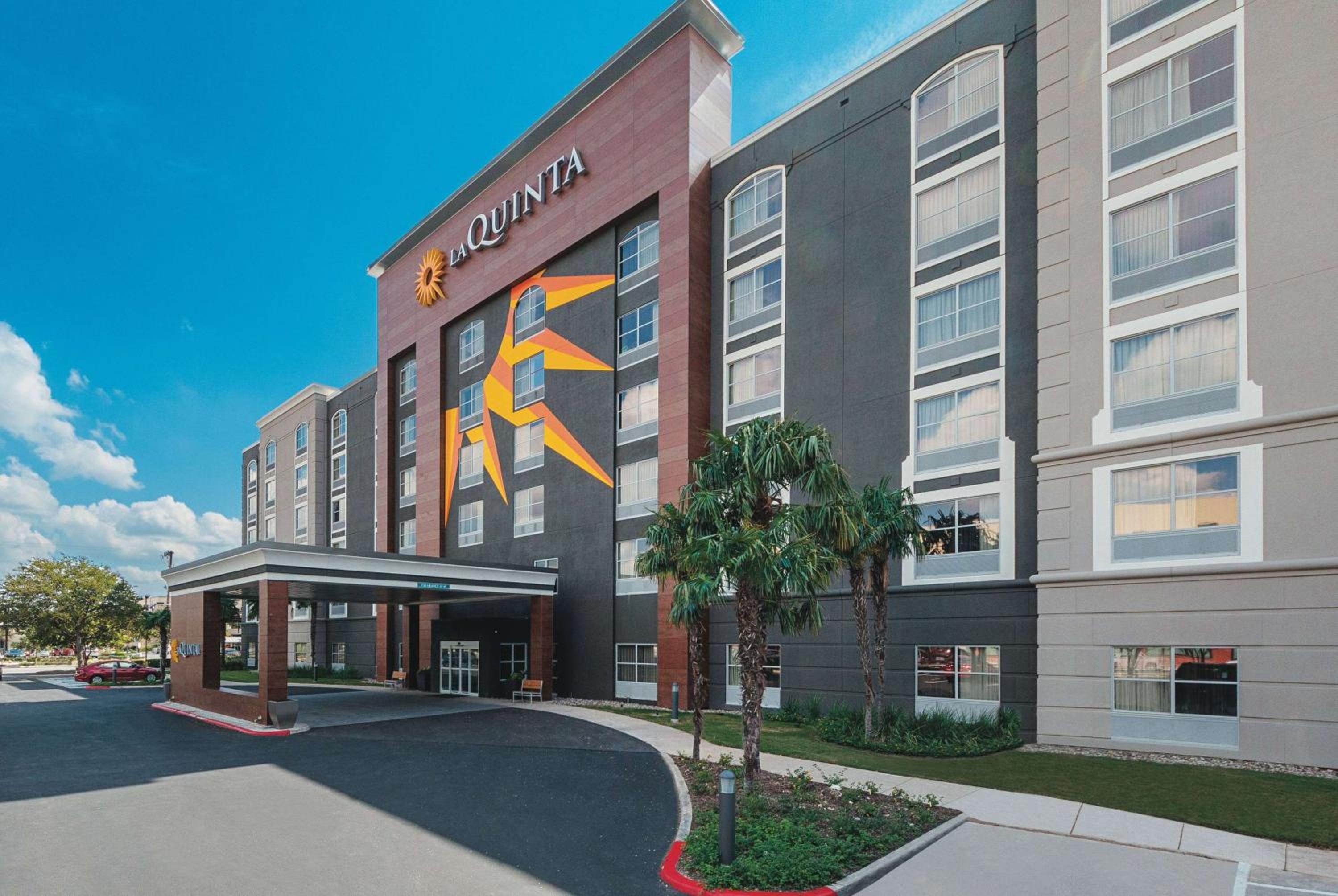 Hotel La Quinta Inn & Suites by Wyndham San Antonio Downtown - Image 1