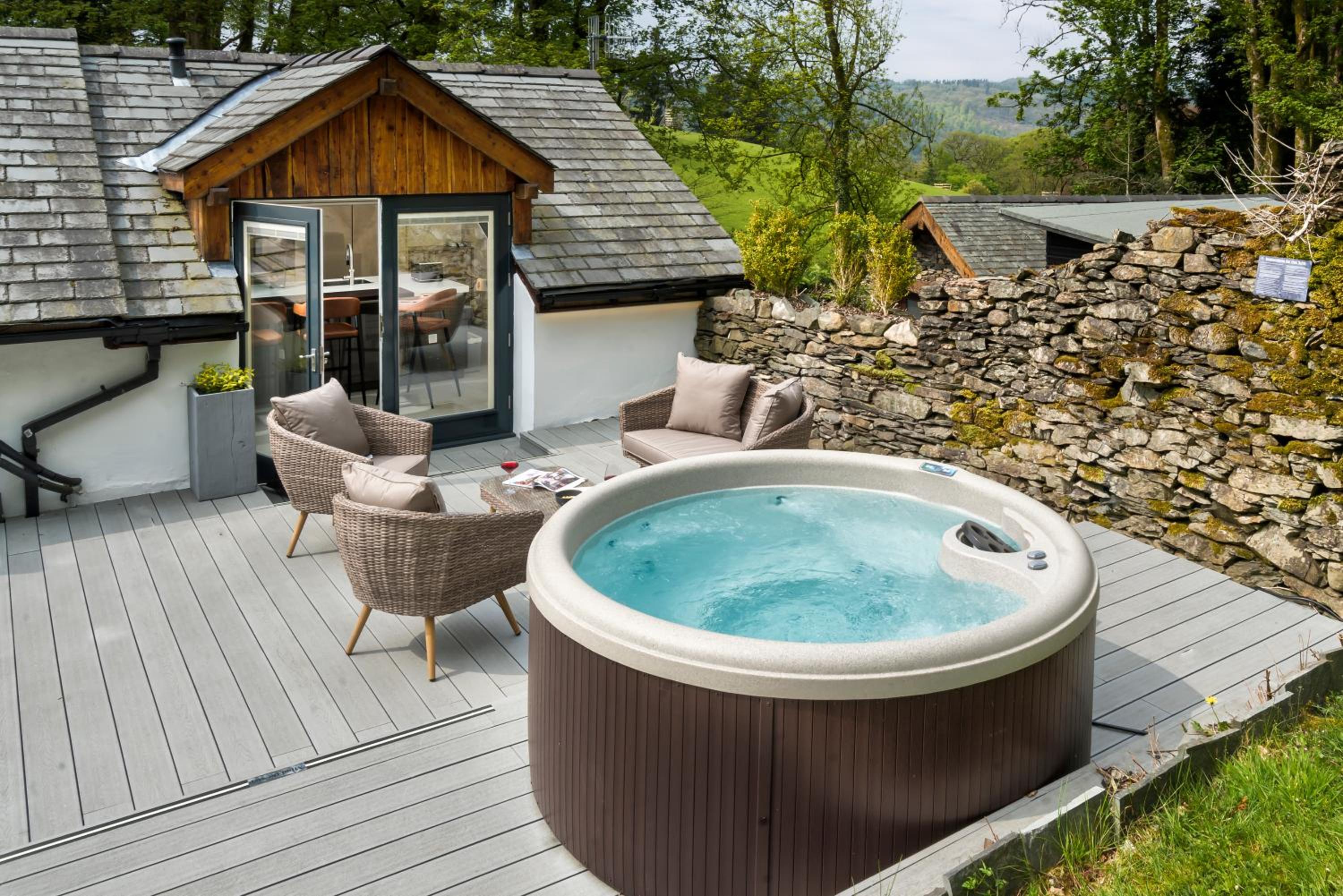 Luxury Hot Tub Cottage - Family & Pet Friendly view 2