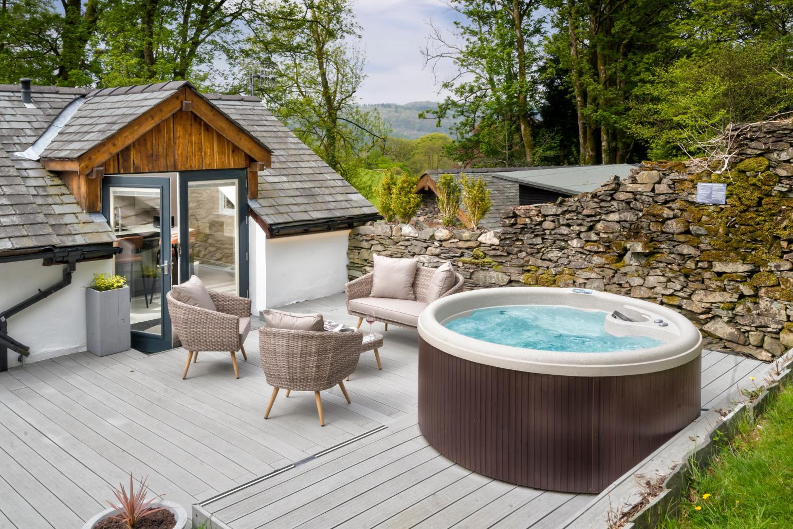 Luxury Hot Tub Cottage - Family & Pet Friendly view 3