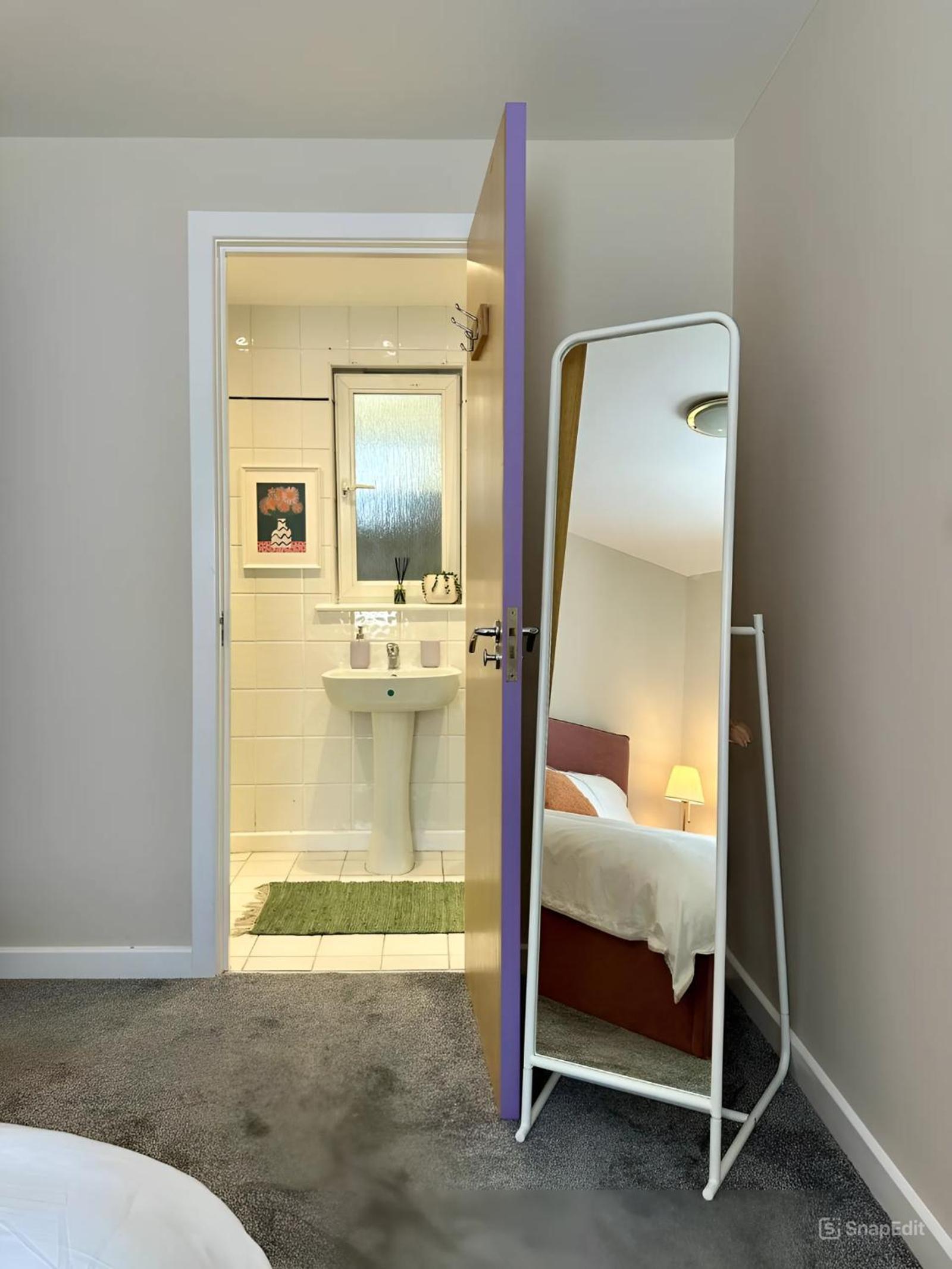 Central (yet tranquil) modern apartment with free Parking. Located in York's historical building view 5