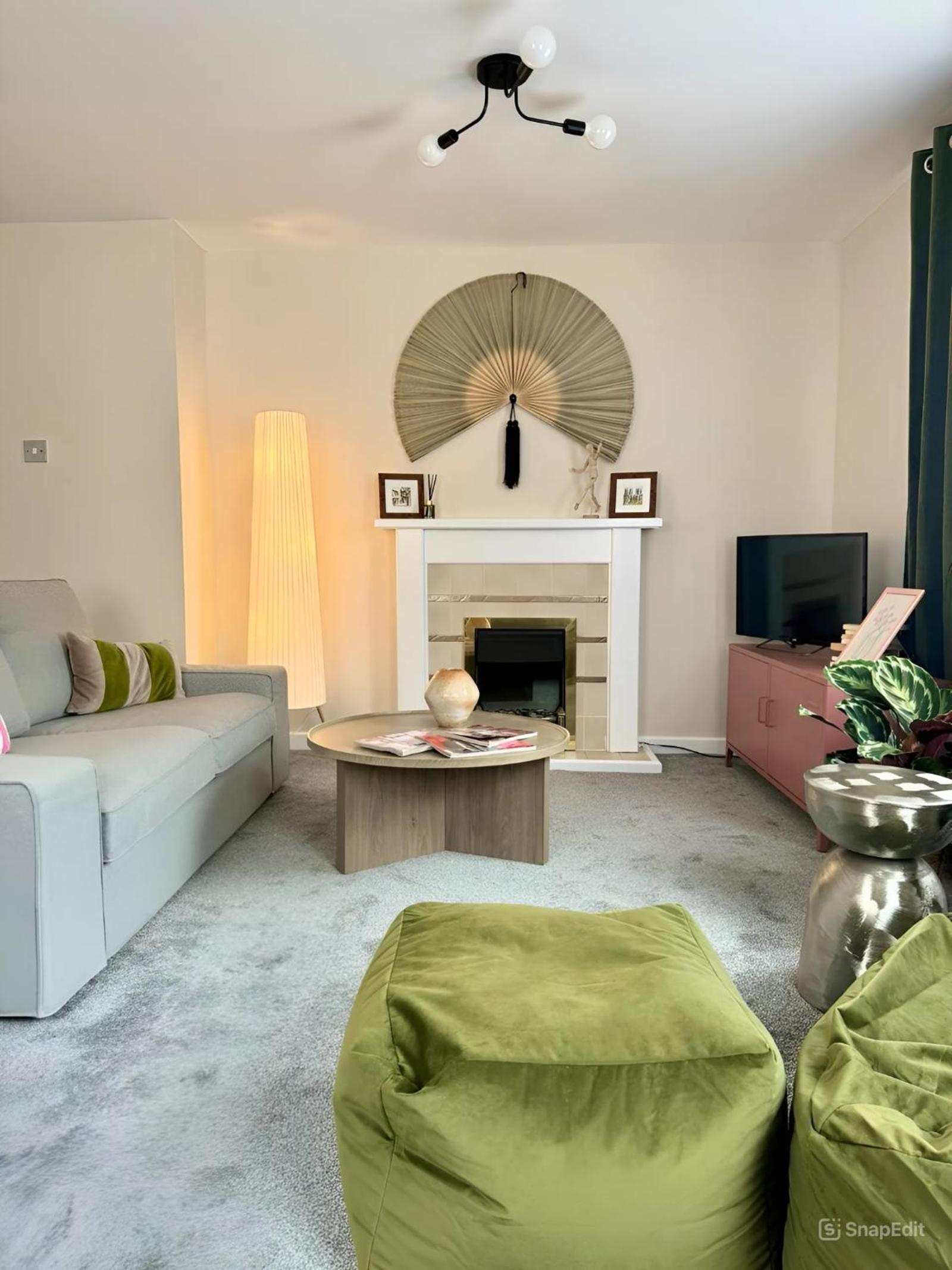 Central (yet tranquil) modern apartment with free Parking. Located in York's historical building view 2