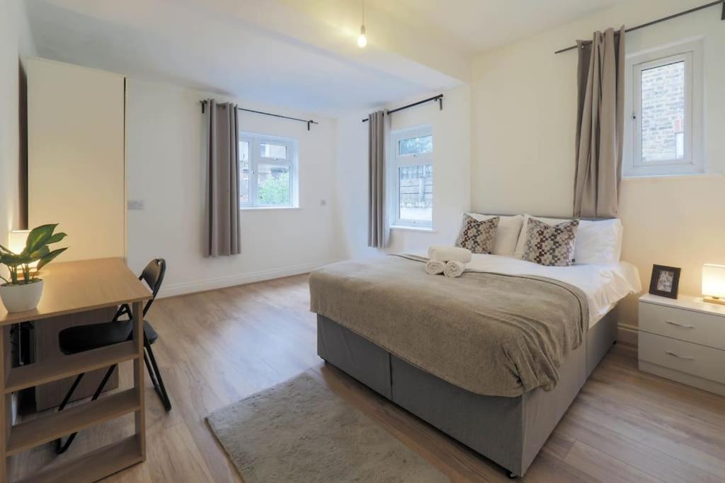 2 Bed Flat In Heart Of Kilburn With Full Kitchen London