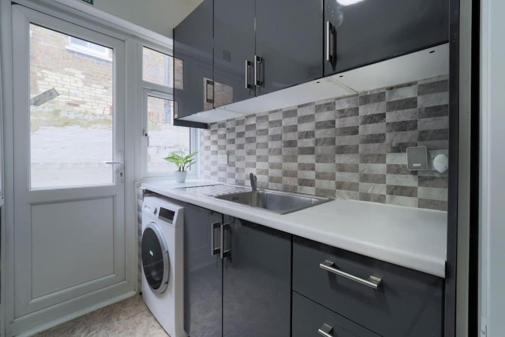 2 Bed Flat In Heart Of Kilburn With Full Kitchen London