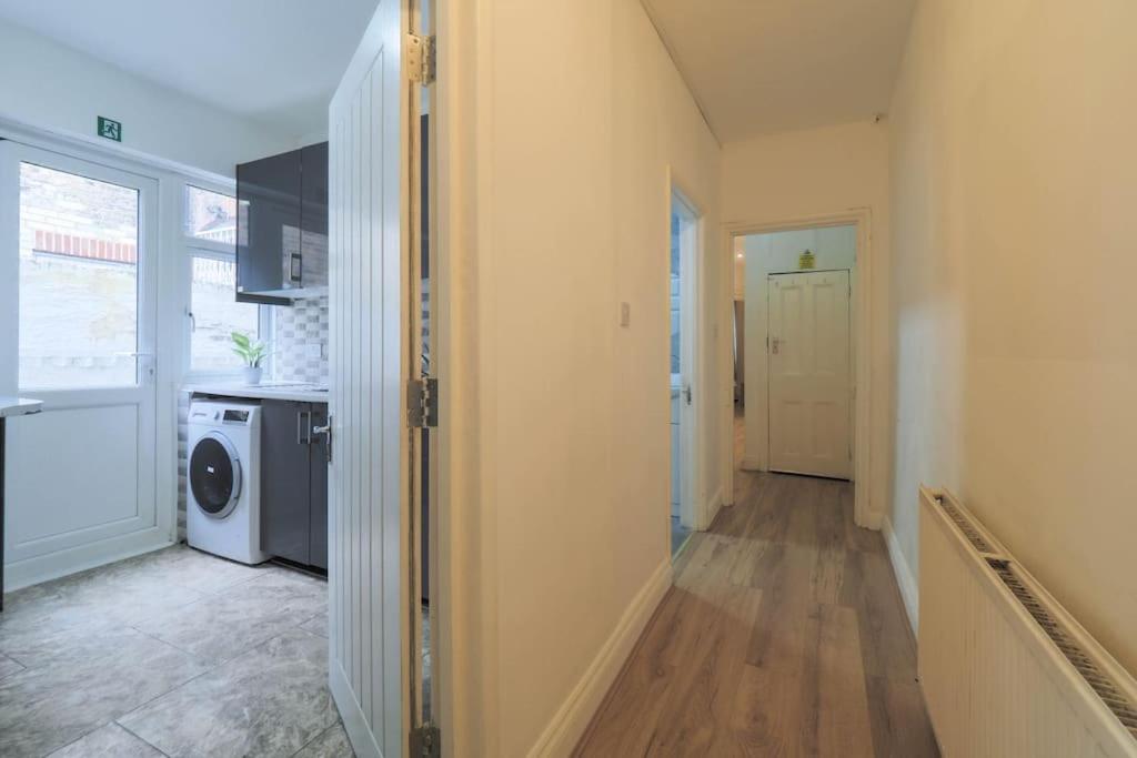 2 Bed Flat In Heart Of Kilburn With Full Kitchen London