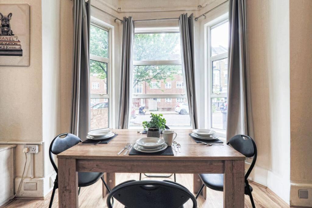 2 Bed Flat In Heart Of Kilburn With Full Kitchen London
