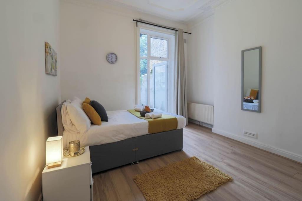 2 Bed Flat In Heart Of Kilburn With Full Kitchen London