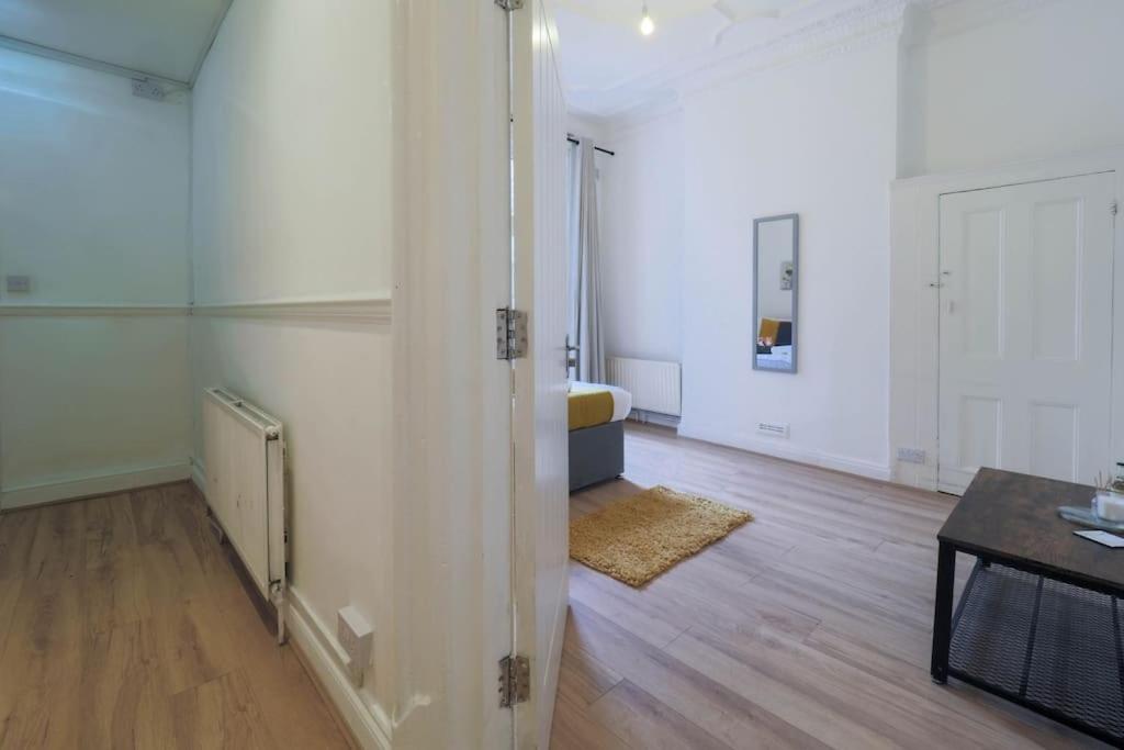 2 Bed Flat In Heart Of Kilburn With Full Kitchen London
