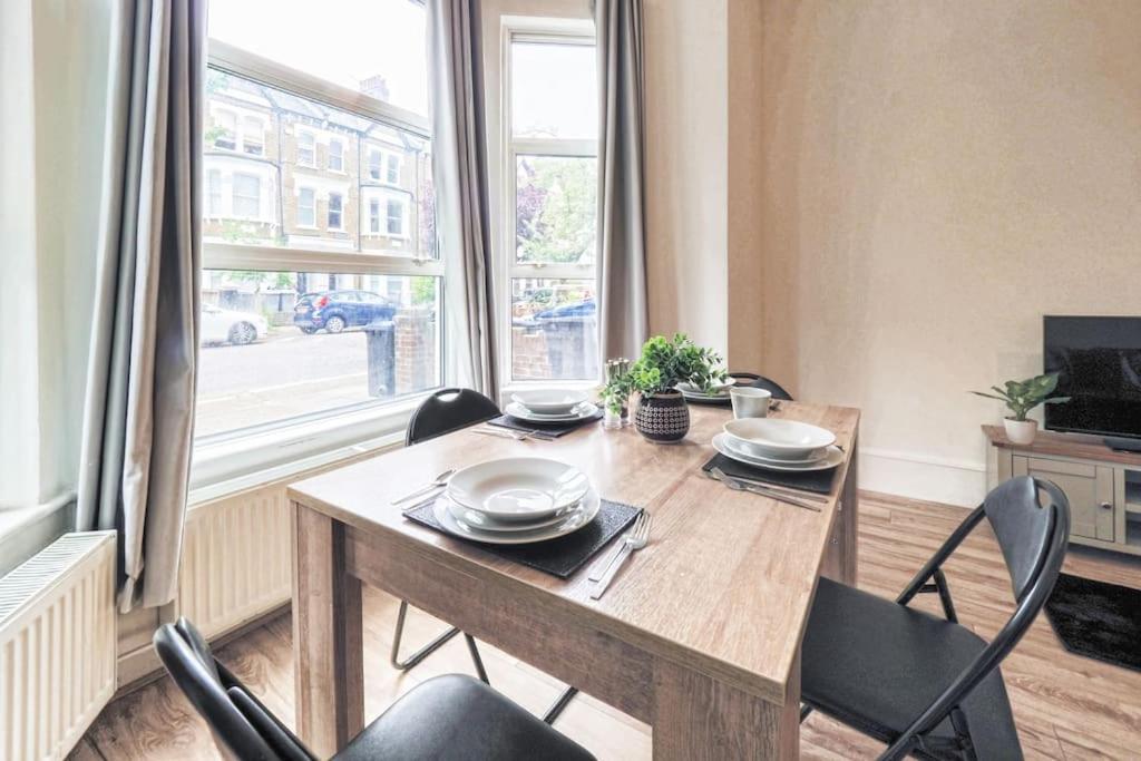 2 Bed Flat In Heart Of Kilburn With Full Kitchen London