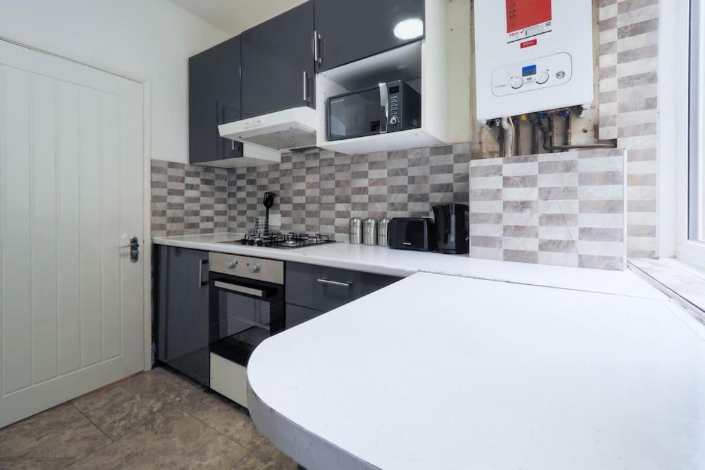 2 Bed Flat In Heart Of Kilburn With Full Kitchen London
